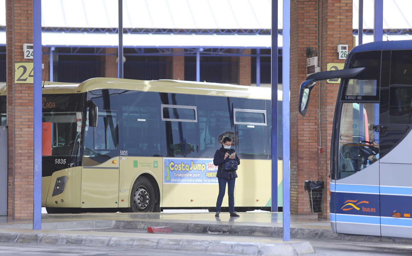 La UME desinfecta en Málaga la estación de autobuses y el puerto, en fotos