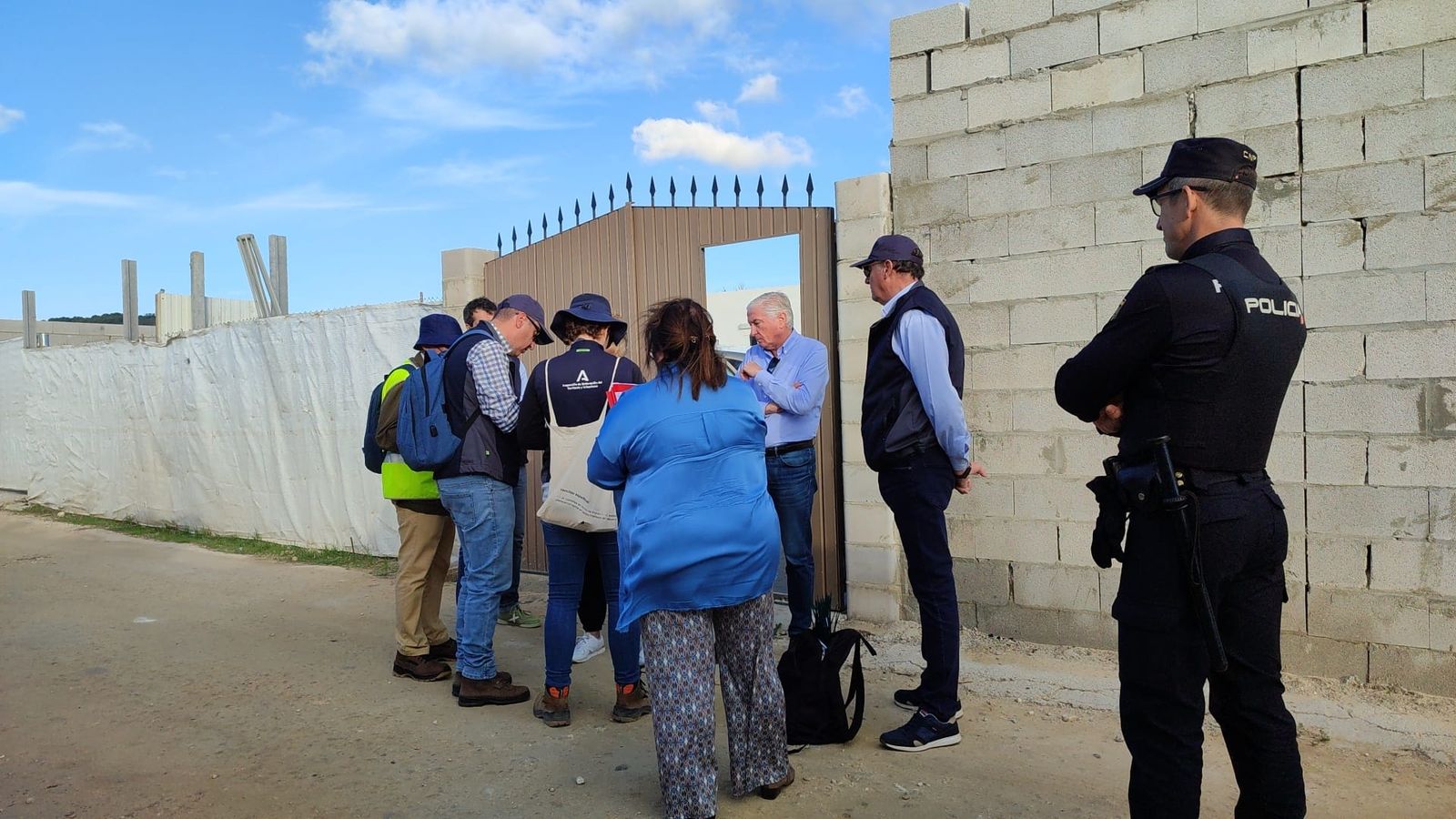 Agentes de la Policía Nacional adscrita a la Comunidad autónoma acompañaron a los inspectores de urbanismo.