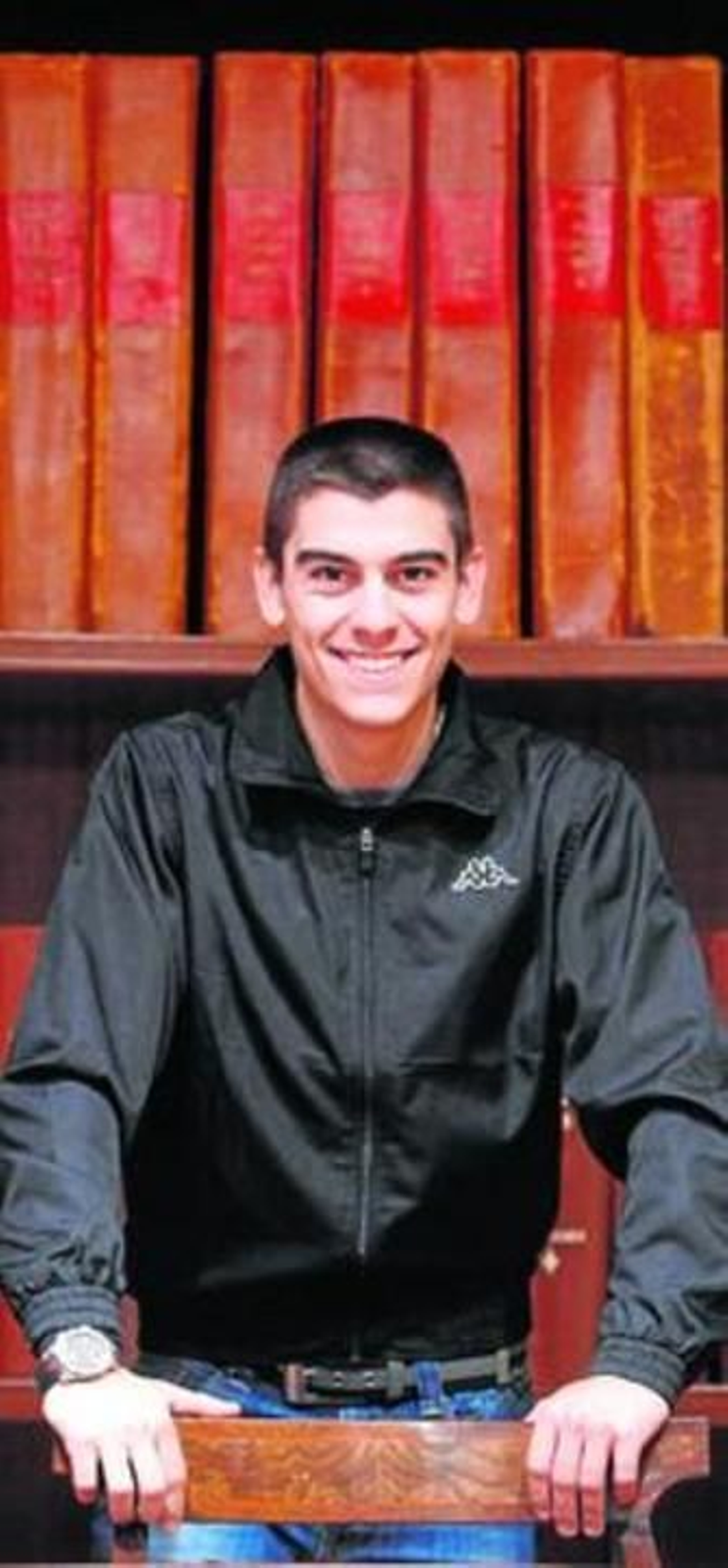 Alberto Moncayo posa en la hemeroteca de Diario de Cádiz.