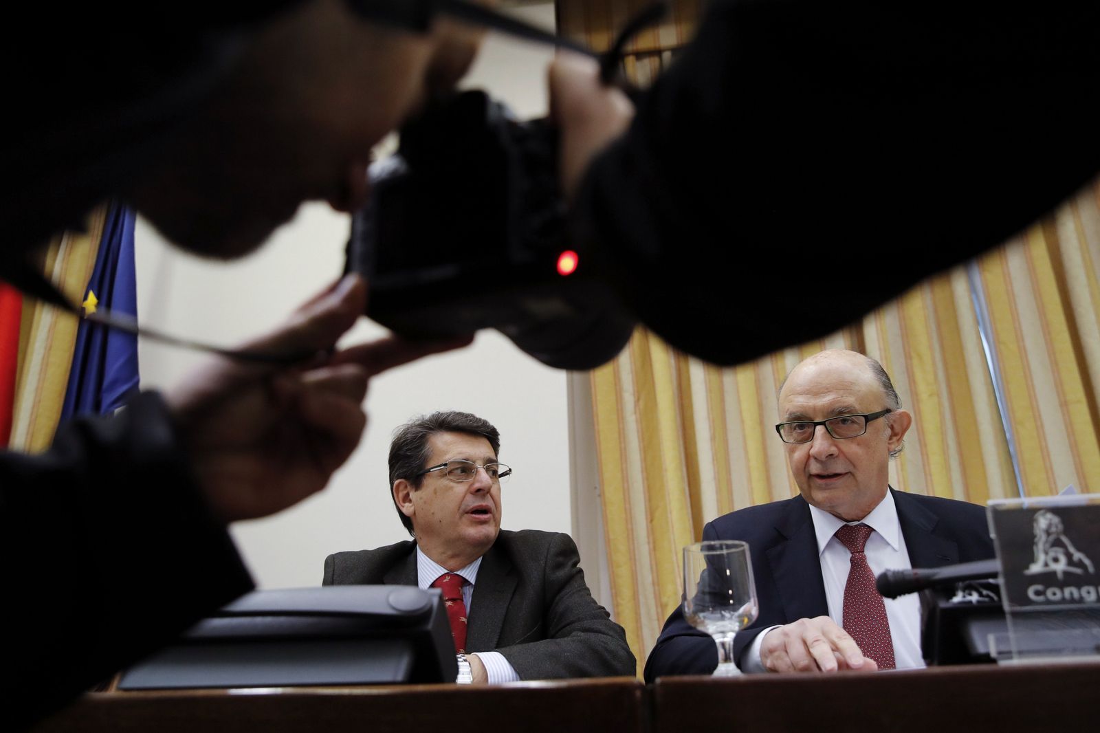 El ministro Cristóbal Montoro, junto al vicepresidente de la Comisión de Hacienda del Congreso, Juan José Matarí.