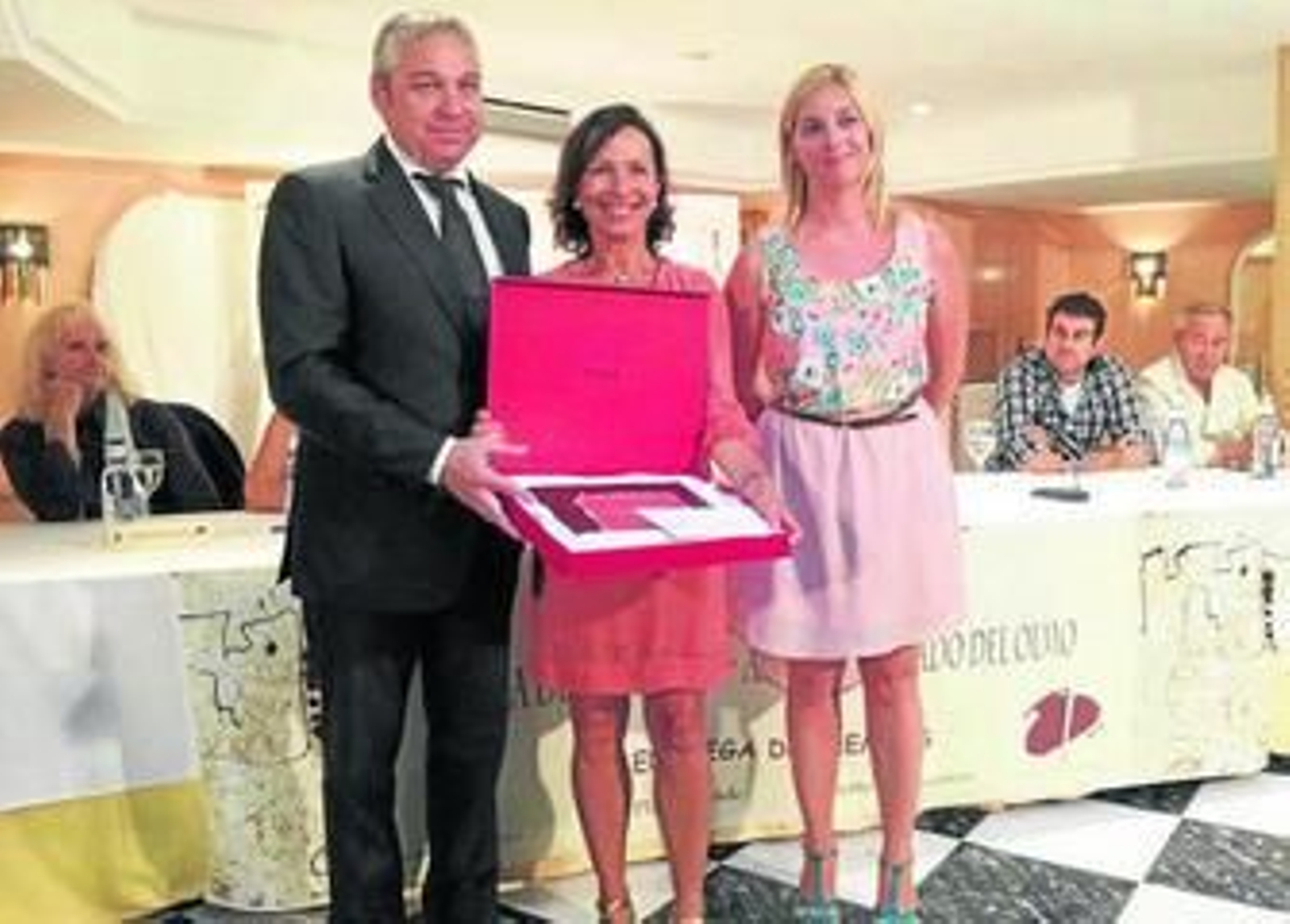 Imagen de Emy Luna recogiendo el premio en Mazarrón.