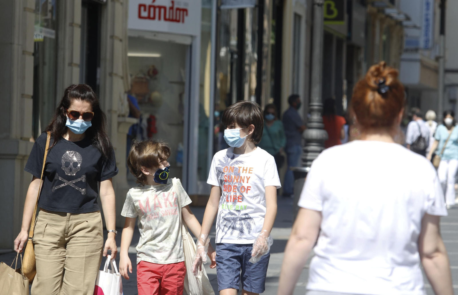 Un grupo pasea por la calle Gondomar de la capital.