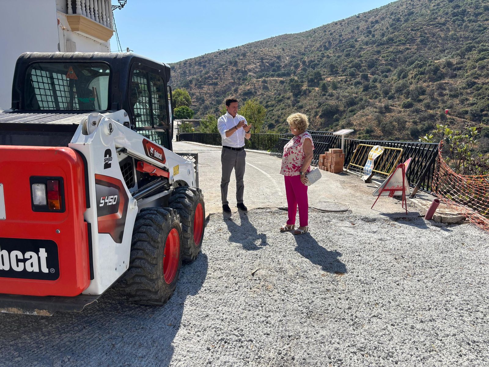 Javier A. García y la alcaldesa de Laroya, Dolores Moreno