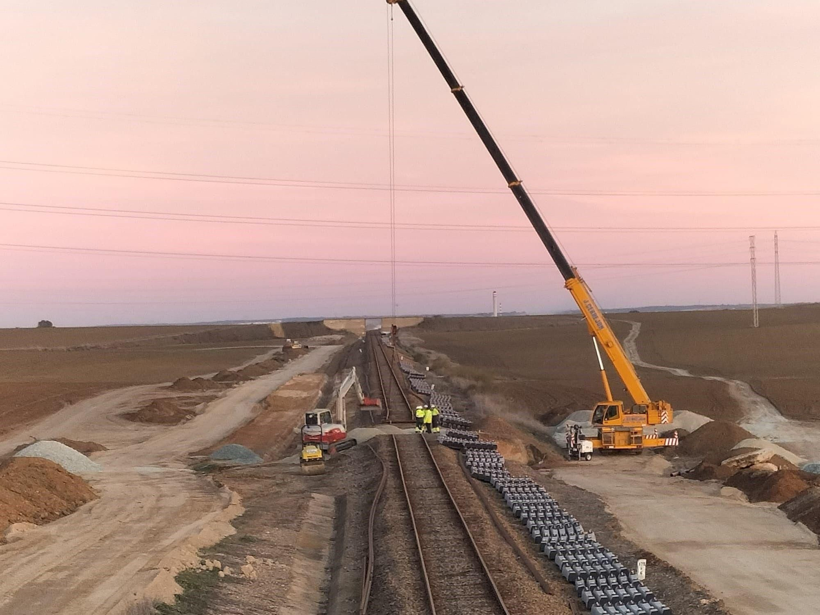 Trabajos con grúa para la renovación de carril y traviesas en la línea Zafra-Huelva. Trabajos con grúa para la renovación de carril y traviesas en la línea Zafra-Huelva.