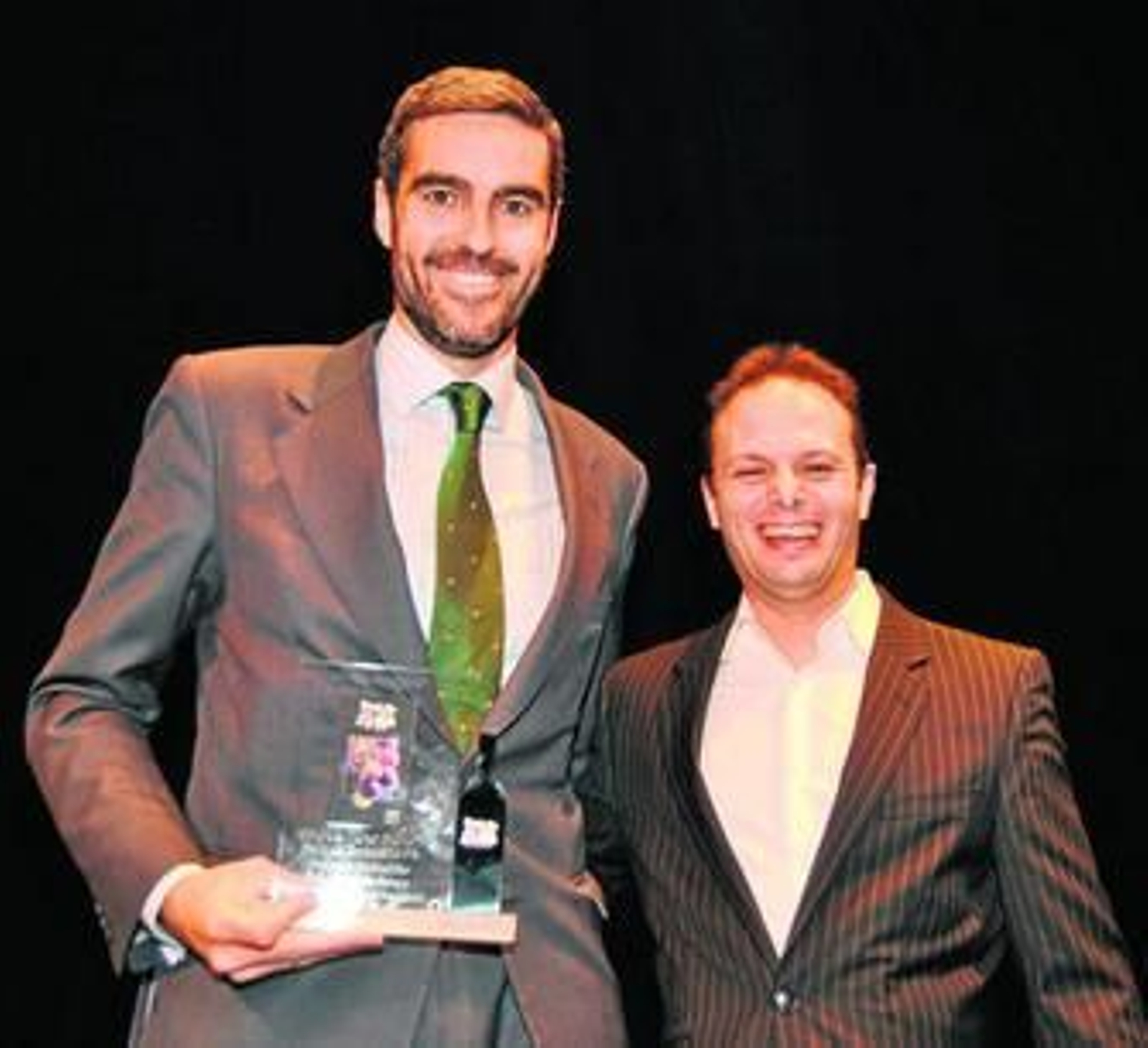 Joaquín Barbadillo (i) posa con el premio junto al sumiller Raúl Serrano.