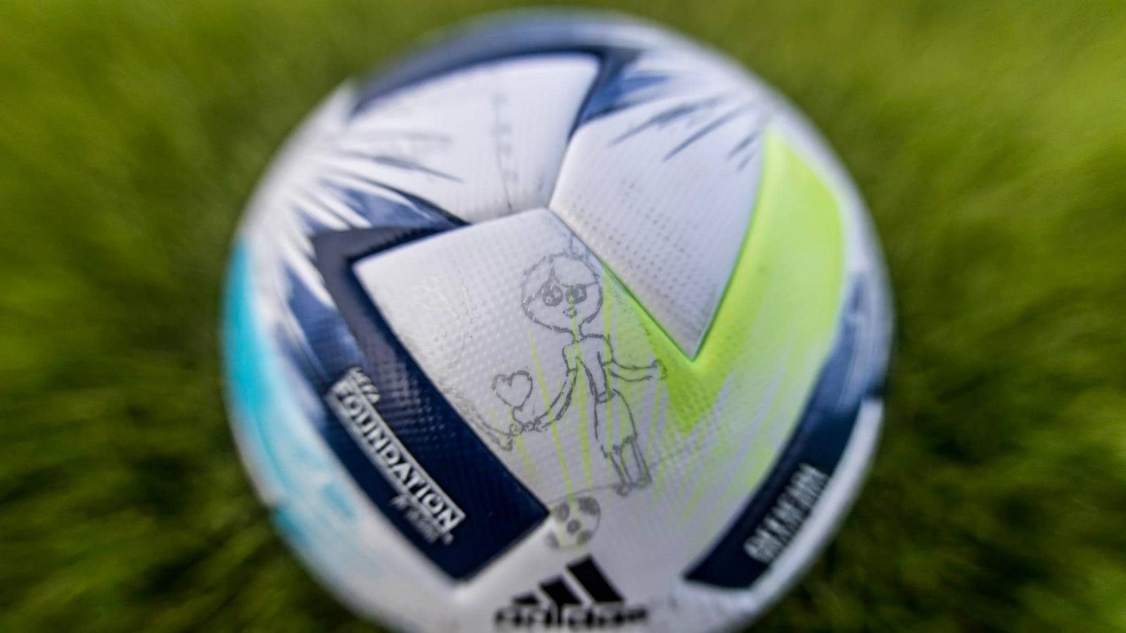 El balón diseñado por niños de diferentes partes de Europa.