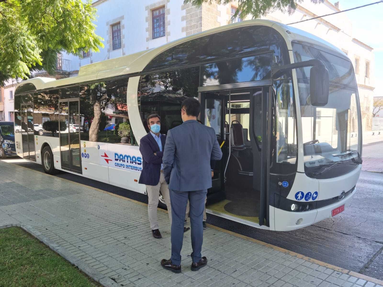 El concejal de Medio Ambiente, con el autobús eléctrico que ha estado estos días en El Puerto.