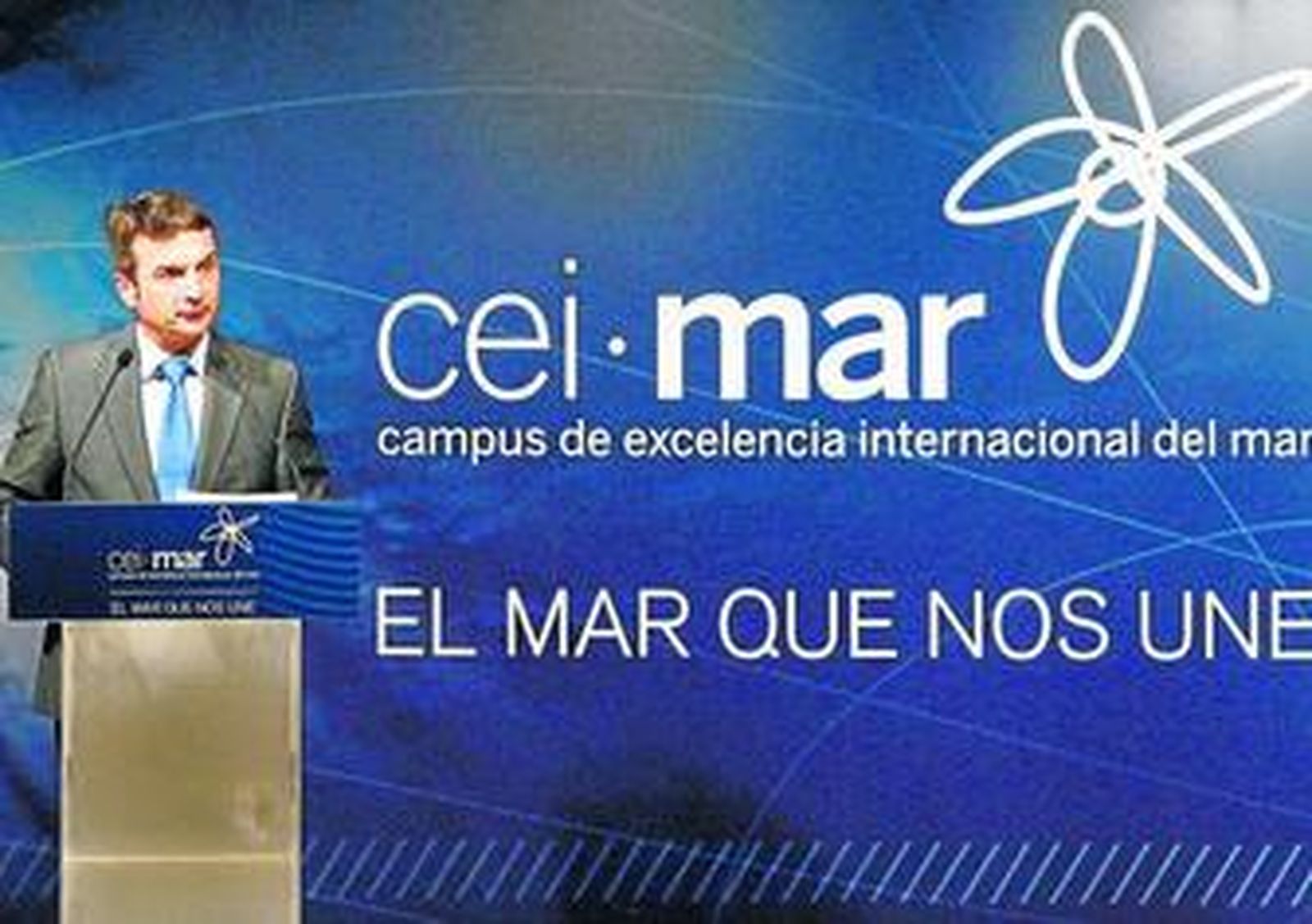 El rector de la Universidad de Cádiz, Eduardo González Mazo, durante la presentación del CEIMAR en Filosofía y Letras.
