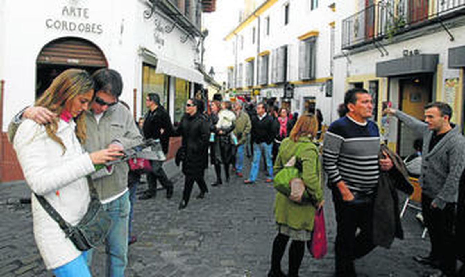 Grupos de turistas de visita en la Judería de Córdoba.