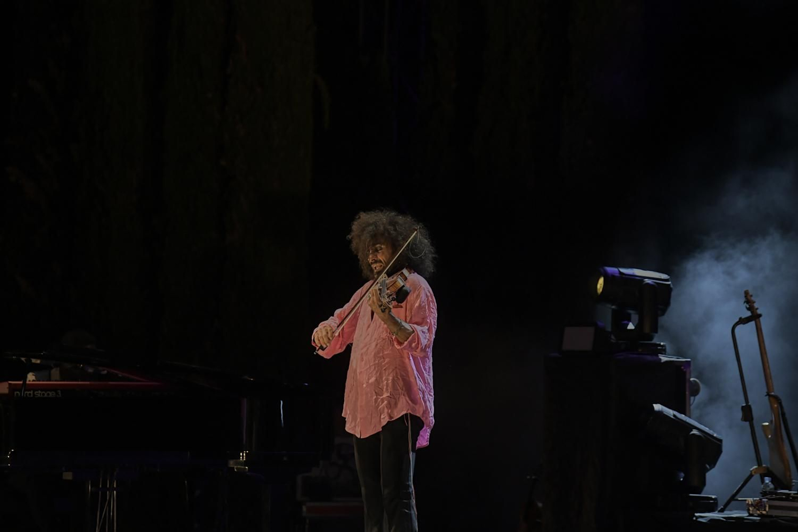 El violín de Ara Malikian suena bajo la lluvia en Granada