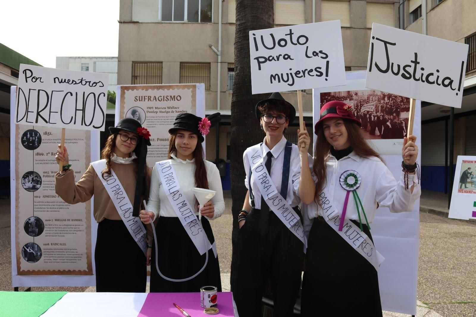 Alumnas del IES Fernando Aguilar Quignon pidiendo el voto femenino a la usanza de los años 20.