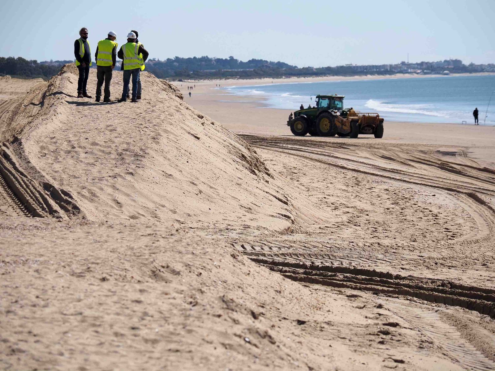 Trabajos de aporte de arena en la Playa Central de Isla Cristina la pasada primavera