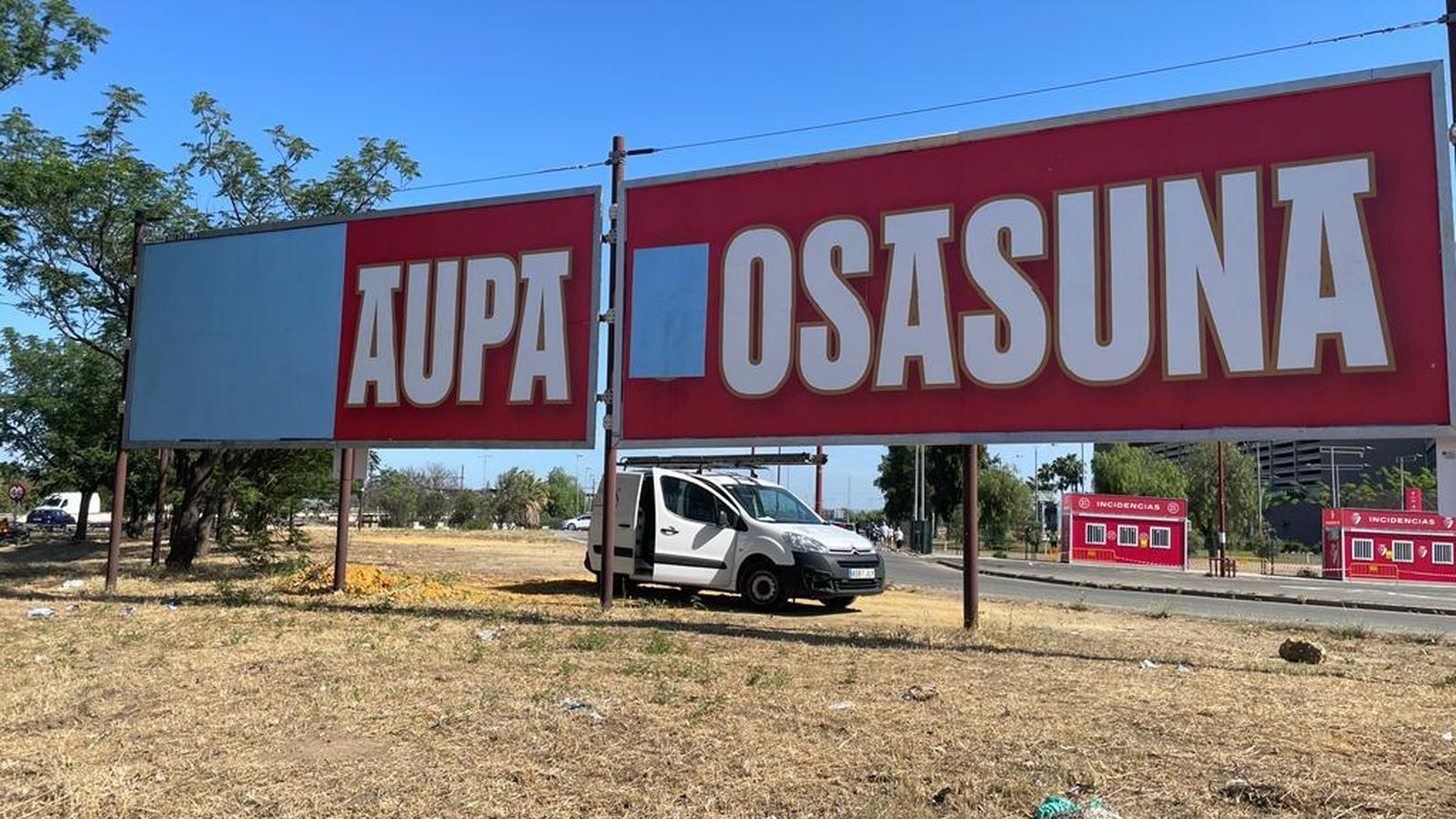 Otro de los carteles sin referencias a EH Bildu junto al Estadio de la Cartuja.