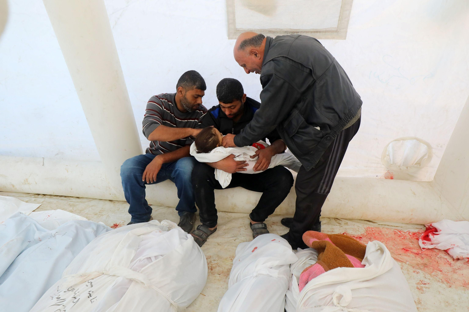 Los familiares de un niño lloran su muerte por los ataques israelíes en Dair El-Balah. Los familiares de un niño lloran su muerte por los ataques israelíes en Dair El-Balah.