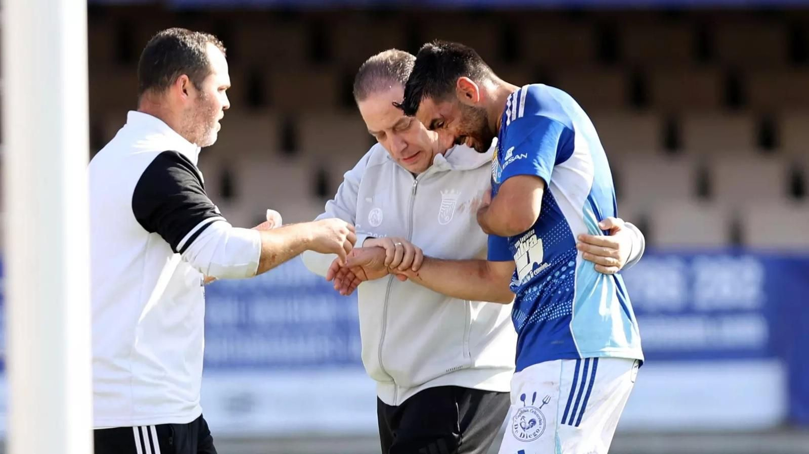 Adri Rodríguez abandona el terreno de juego quejándose de su hombro lesionado.