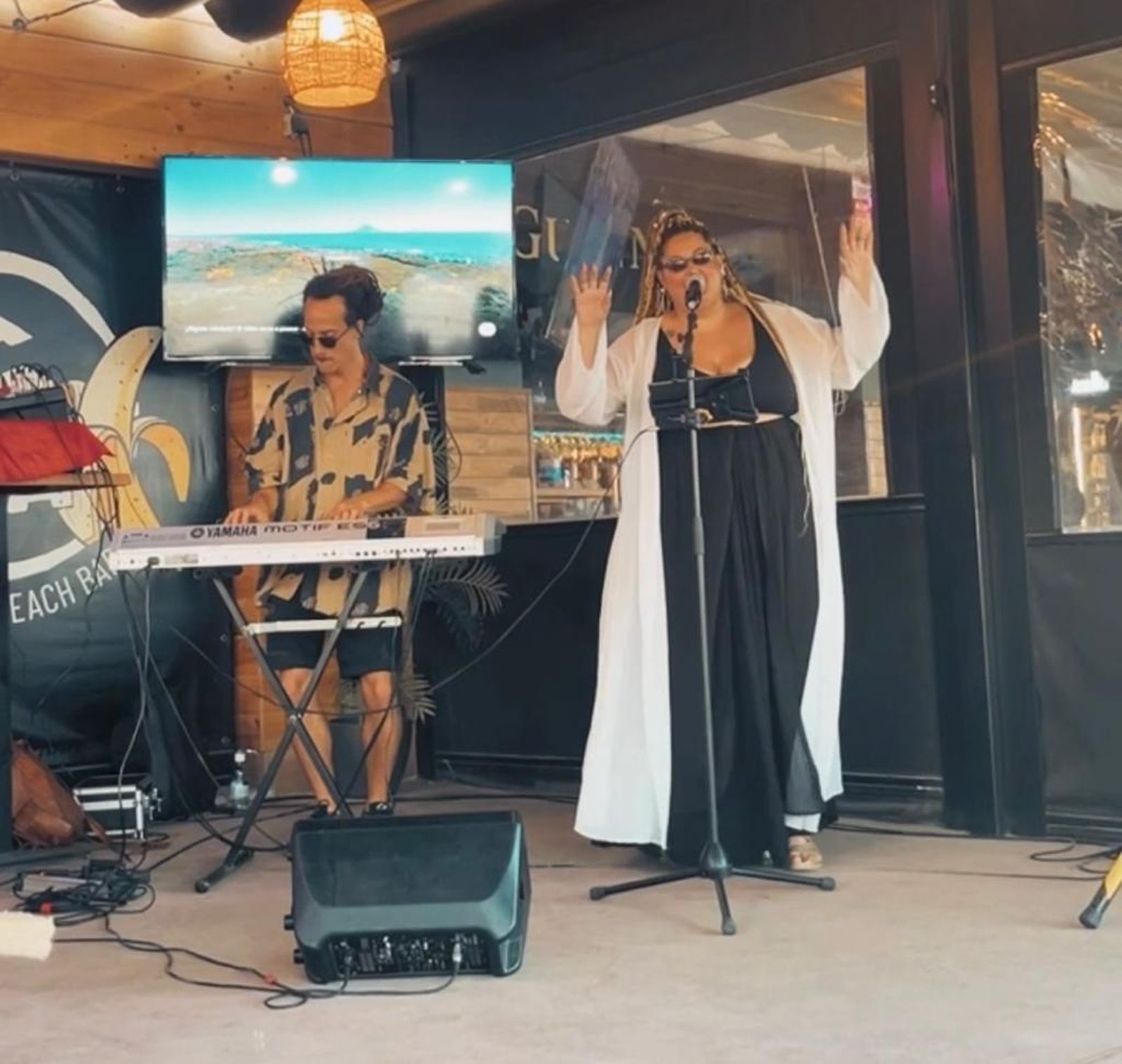 Adriana Rogan y Carlos Keysie en su actuación en Banana Beach Bar