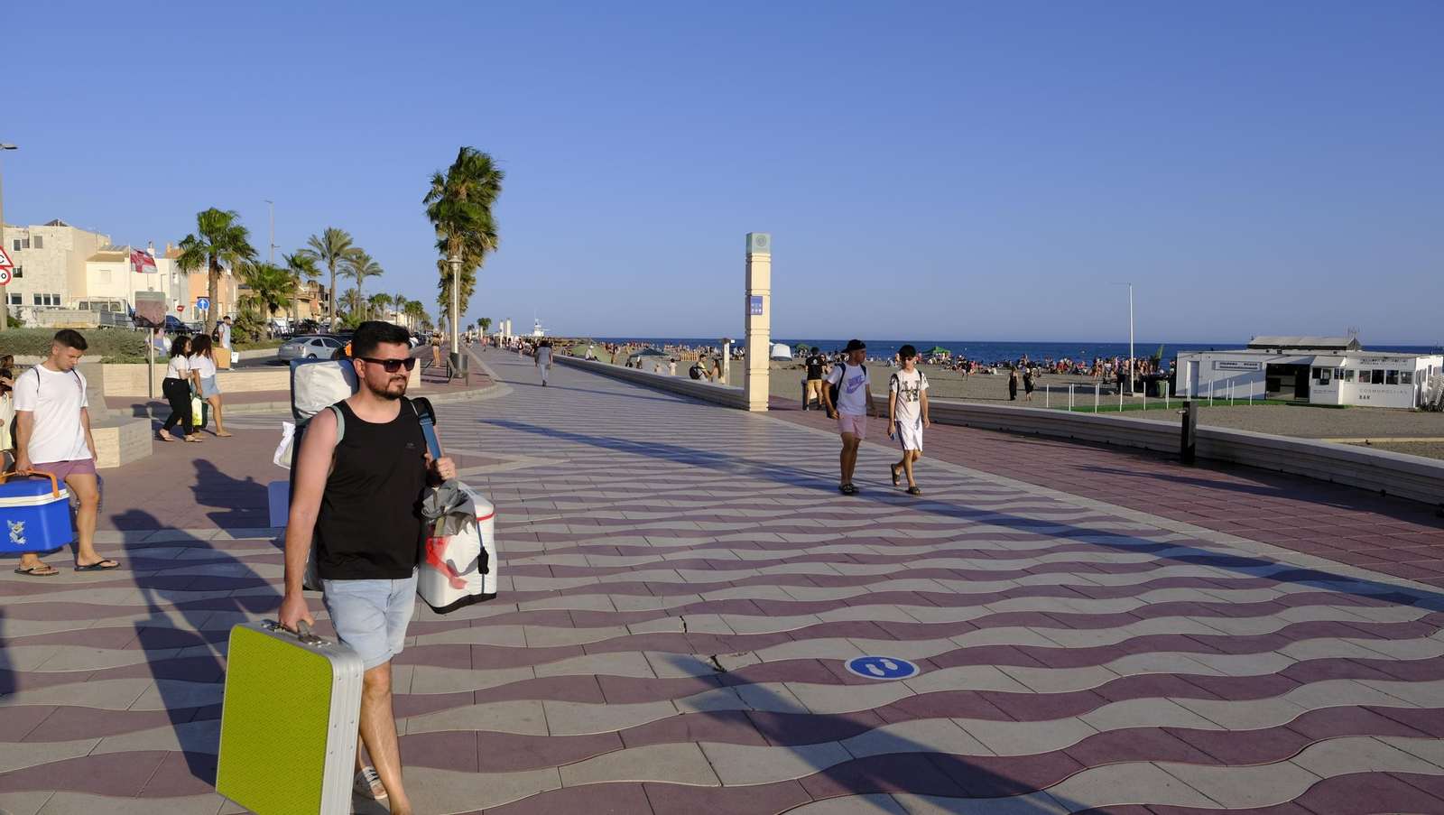 Imágenes de las hogueras de la Noche de San Juan en Almería capital