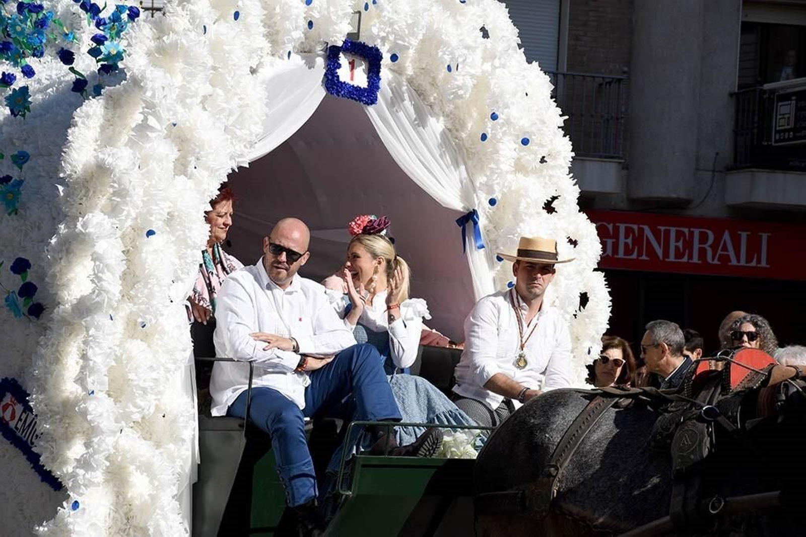 Imágenes de los peregrinos de la Hermandad de Emigrantes en su salida por las calles de Huelva
