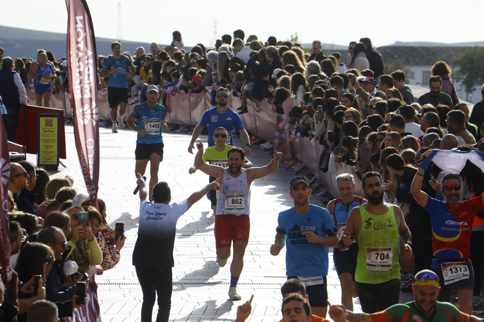La gloria de cruzar la Puerta del Puente: las fotos de la línea de meta de la Media Maratón de Córdoba 2024