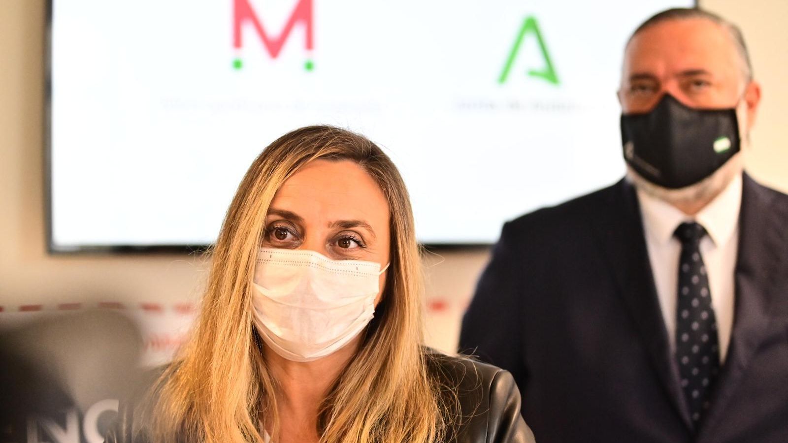 La consejera de Fomento, Marifrán Carazo, con el delegado de la Juna Pablo García al fondo.