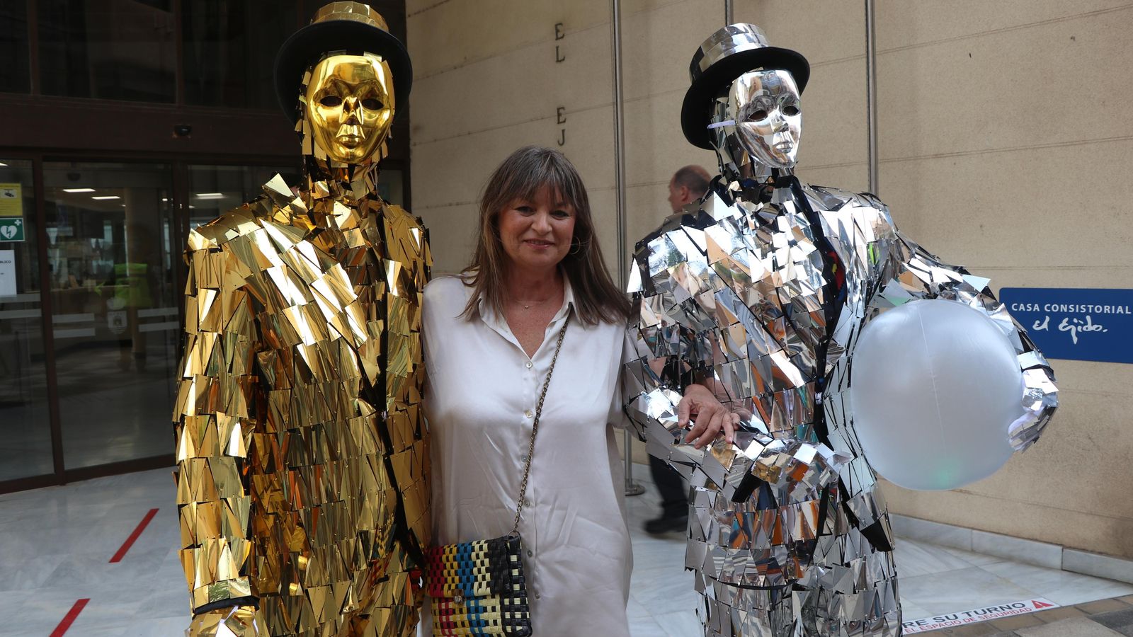 La edil Luisa Barranco, junto a dos estatuas humanas.