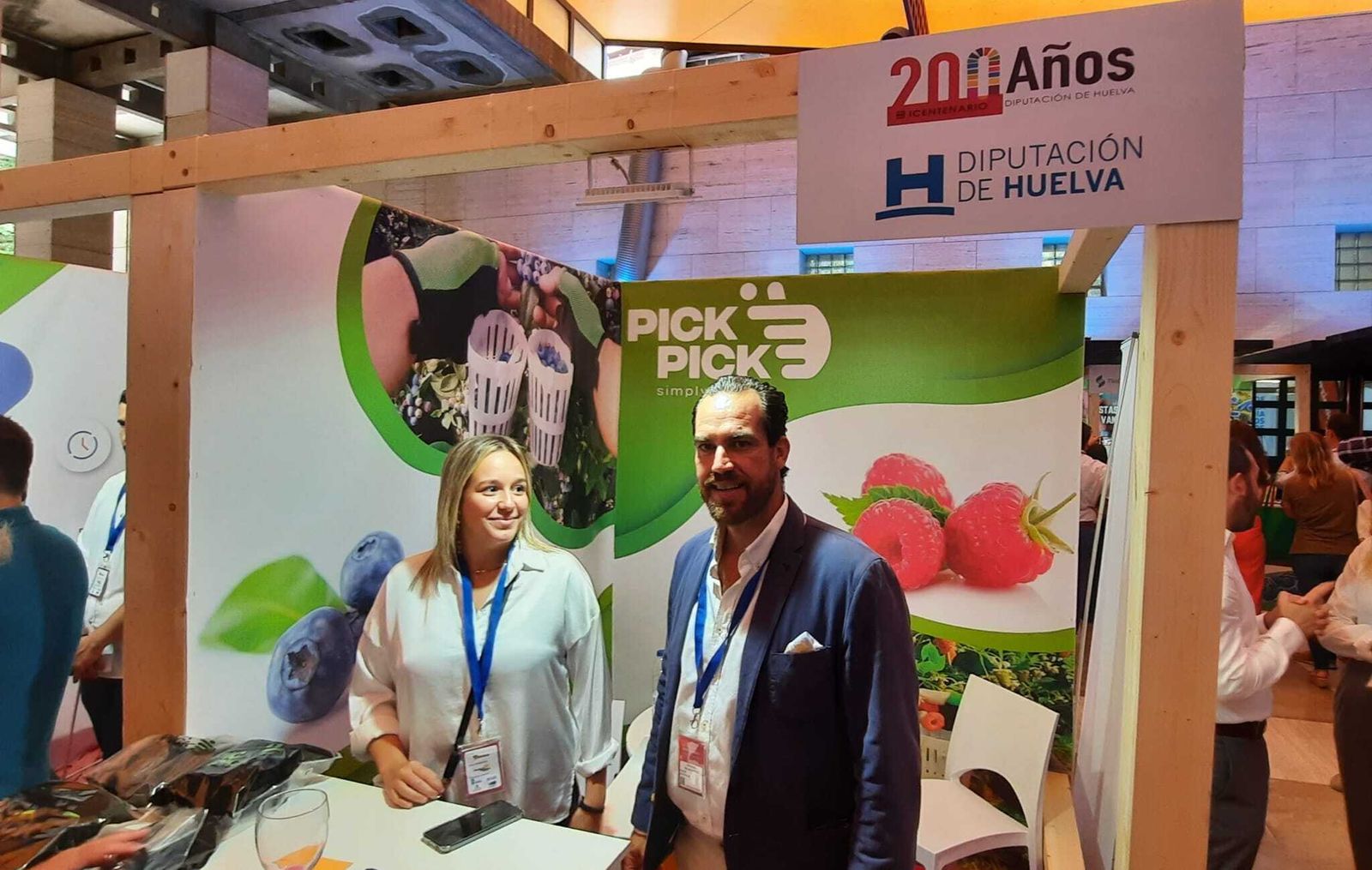 Más de medio centenar de empresas participan en el Congreso de Frutos Rojos