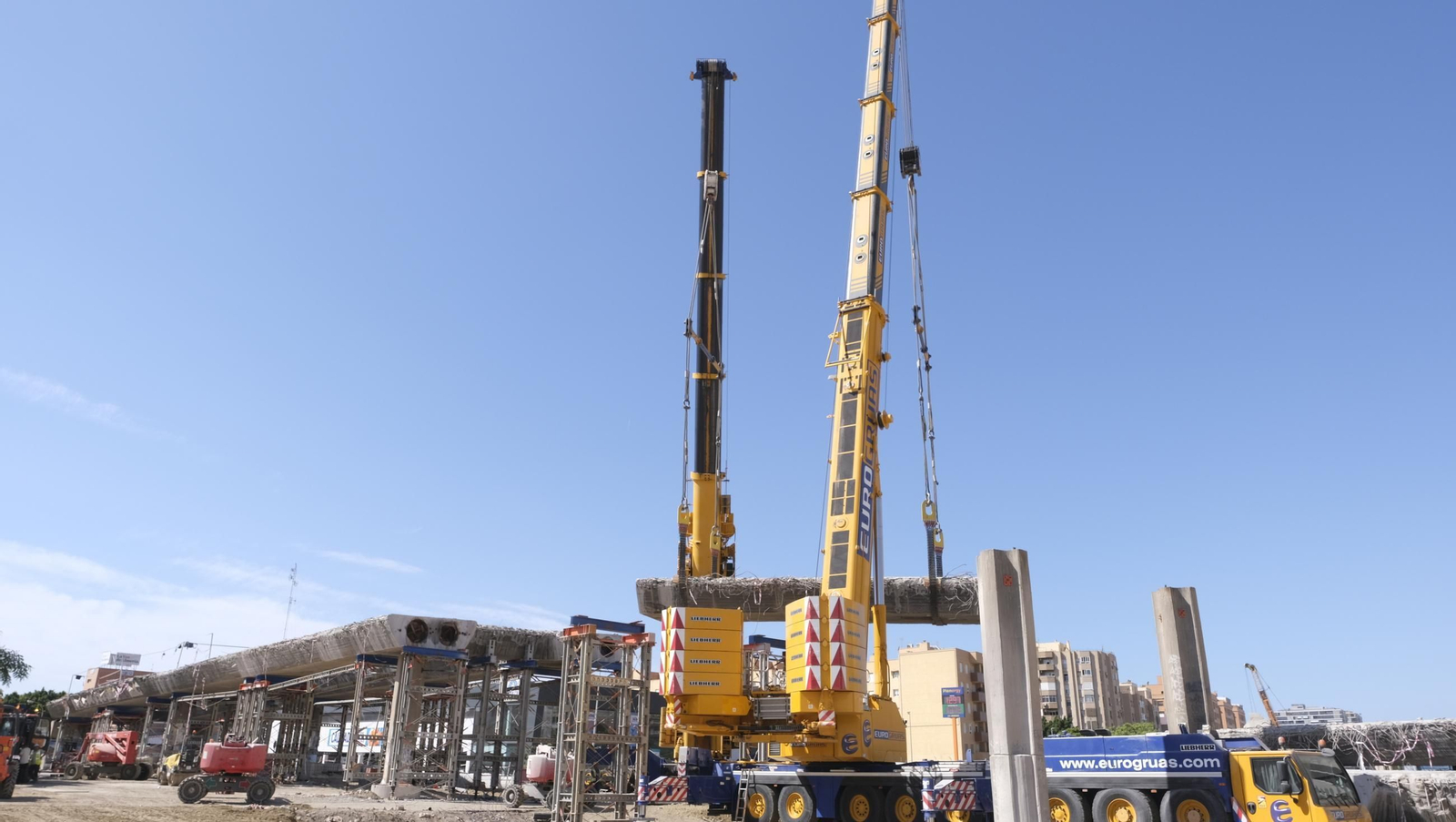 El Puente de la Avenida del Mediterráneo en su última fase de desmantelamiento, en imágenes