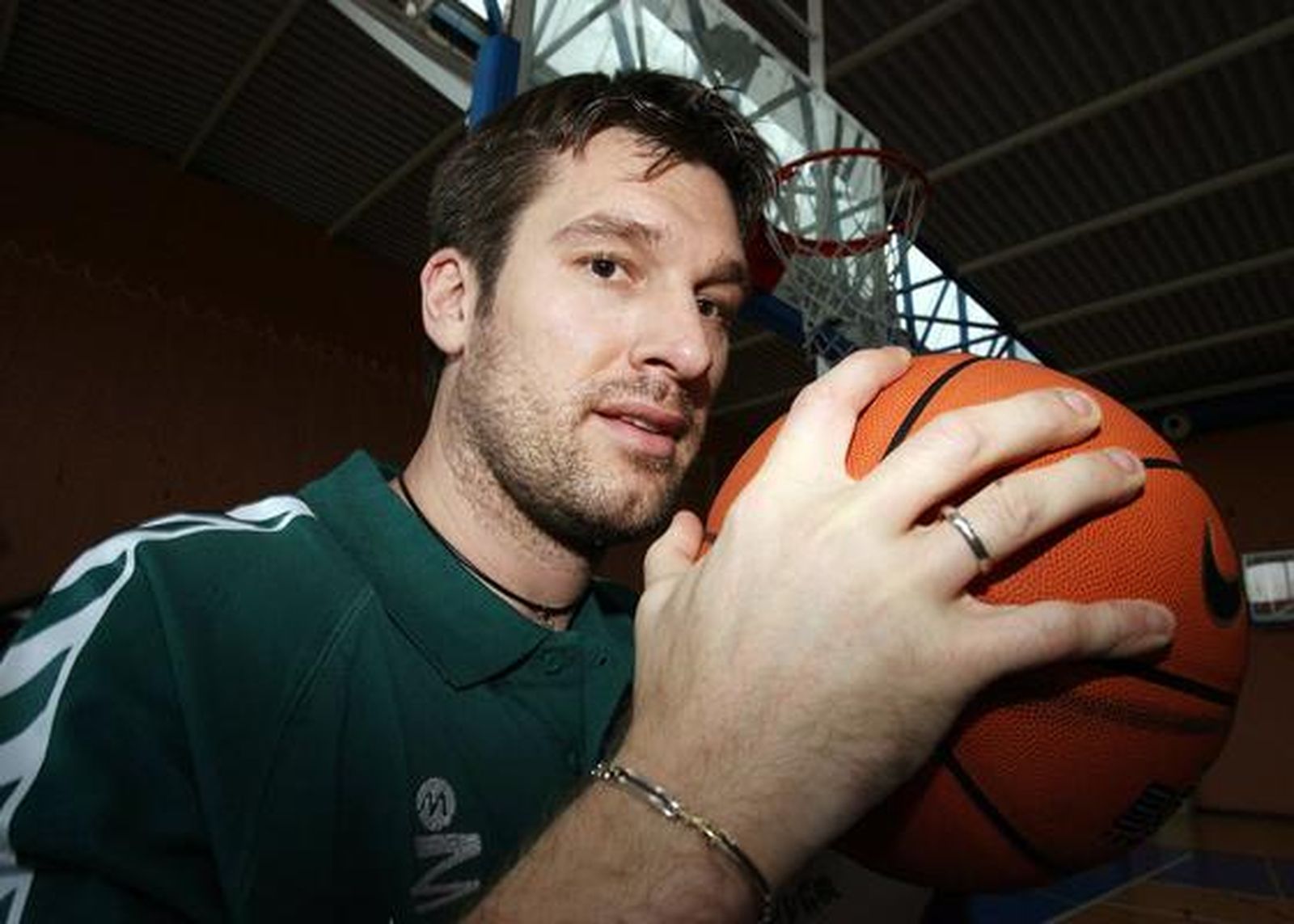 6. Marko Tusek

El ala-pívot esloveno fue crucial en una campaña difícil, la de después del título de Liga (06/07), en la que las lesiones obligaron a numerosos cambios en la plantilla. Su misión fue complicada, suplir el hueco dejado por el ídolo Jorge Garbajosa. Su compatriota Erazem Lorbek, el elegido inicialmente para ello, no fue capaz de convencer a Scariolo y el italiano se trajo a Tusek de Milán. Un treintañero del que no se esperaba demasiado y que cumplió sobradamente. Sus números no fueron descollantes (7,4 puntos y 2,4 rebotes), pero salvó una difícil papeleta y apareció en los momentos importantes, como en el play off europeo contra el Barcelona o en la mismísima Final Four de Atenas. Jugó 33 partidos.

Foto: Nacho Rodrigo