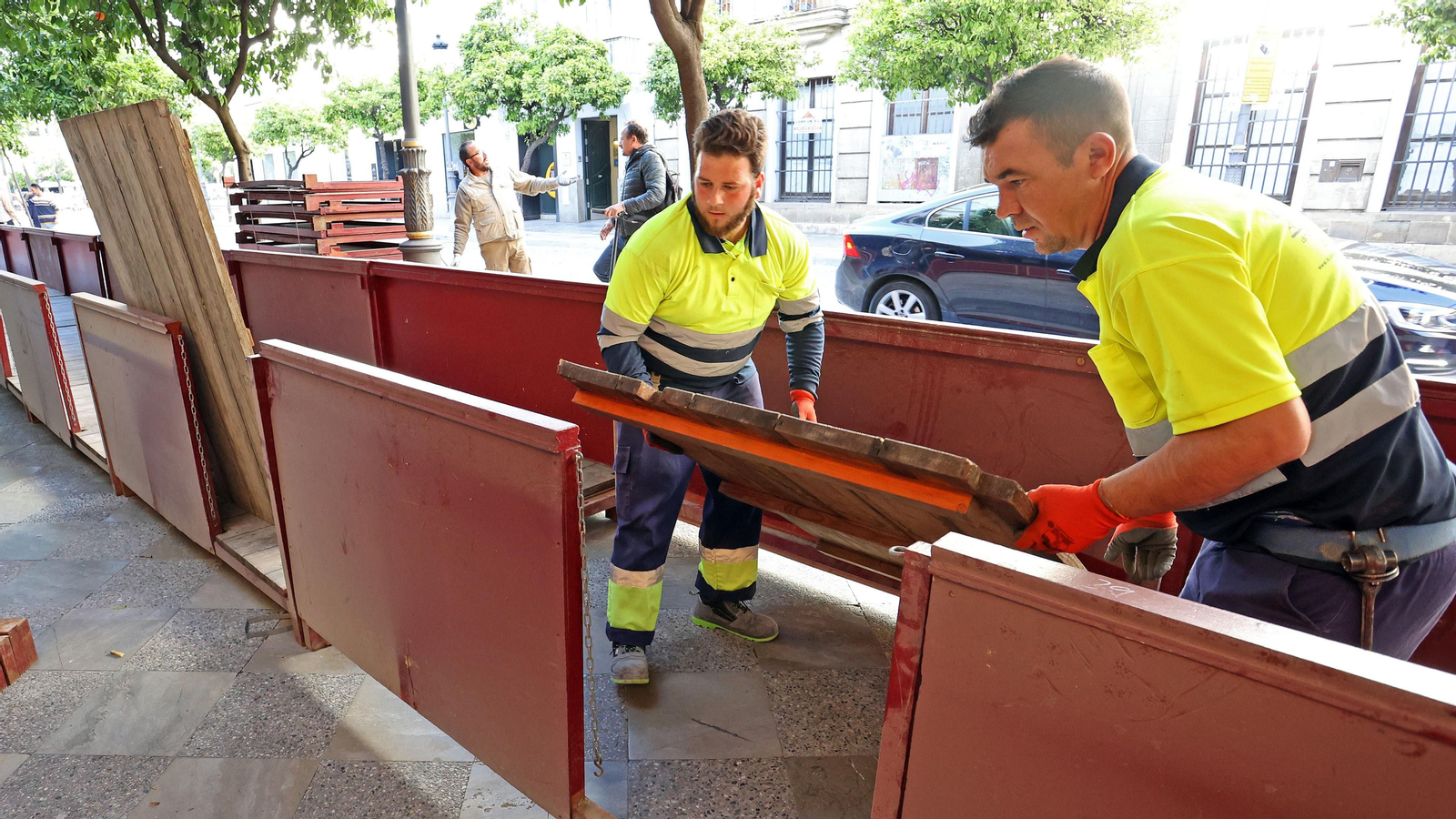 Dos operarios de la empresa adjudicataria, en pleno montaje.