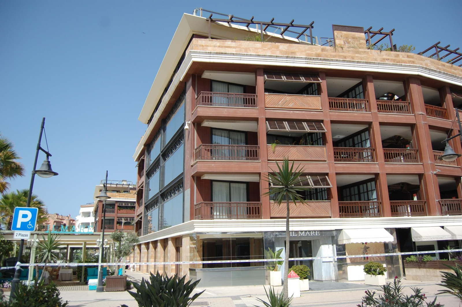 El hotel Guadalpín Banús precintado en el día del lanzamiento de varias zonas comunes.