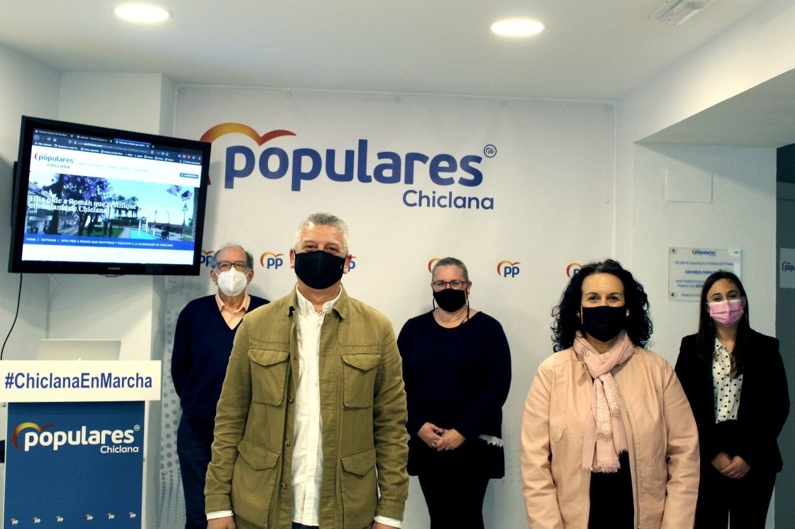 Diego Rodríguez y Ascensión Hita con compañeros de la formación popular.