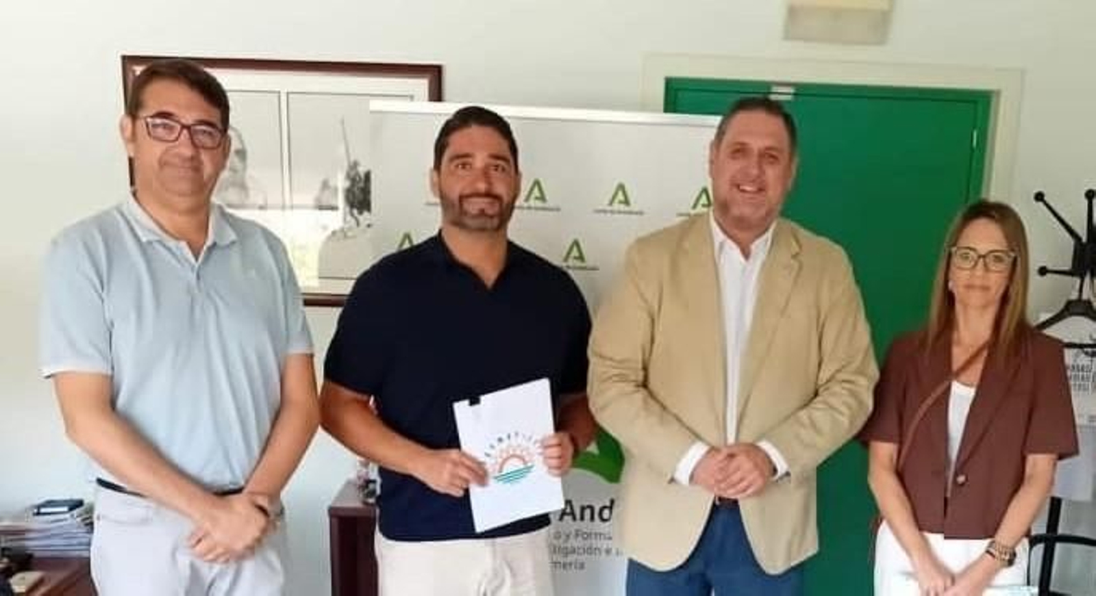 El delegado Francisco Alonso con los representantes del AMPA.
