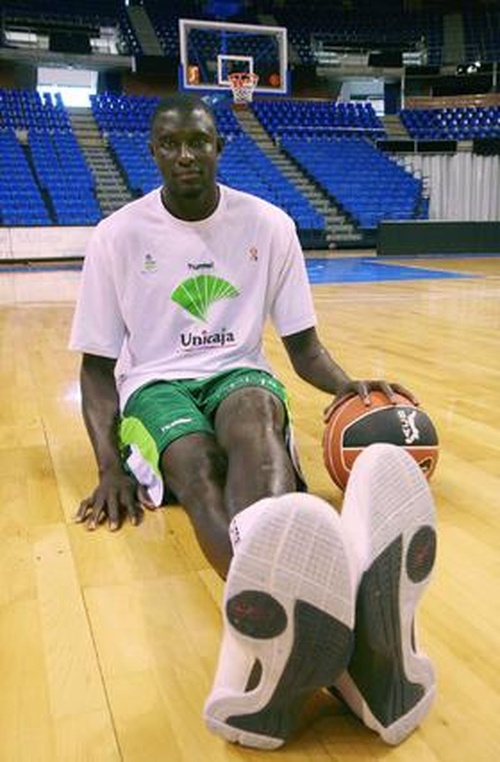 8. Boniface Ndong

Ahora es campeón de Europa, de Liga y de Copa con el Barcelona, pero quien le rescató del ostracismo fue el Unicaja de Sergio Scariolo. Fue en la campaña 2006/07, en un año con muchísimos lesionados. Daniel Santiago cayó por problemas oculares en el tramo final y Scariolo se trajo al senegalés, que entonces militaba en el Spartak San Petersburgo de la liga rusa, para encarar el play off por el título. Jugó solo tres partidos, pero fue el mejor del equipo en la discreta serie de cuartos de final que se perdió por 3-0 ante el Tau. Ndong promedió 8,7 puntos, 7,3 rebotes y 11,7 de valoración en 22 minutos de juego. Continuó su trayectoria en Málaga dos años más a un buenísimo nivel.



Foto: Nacho Rodrigo