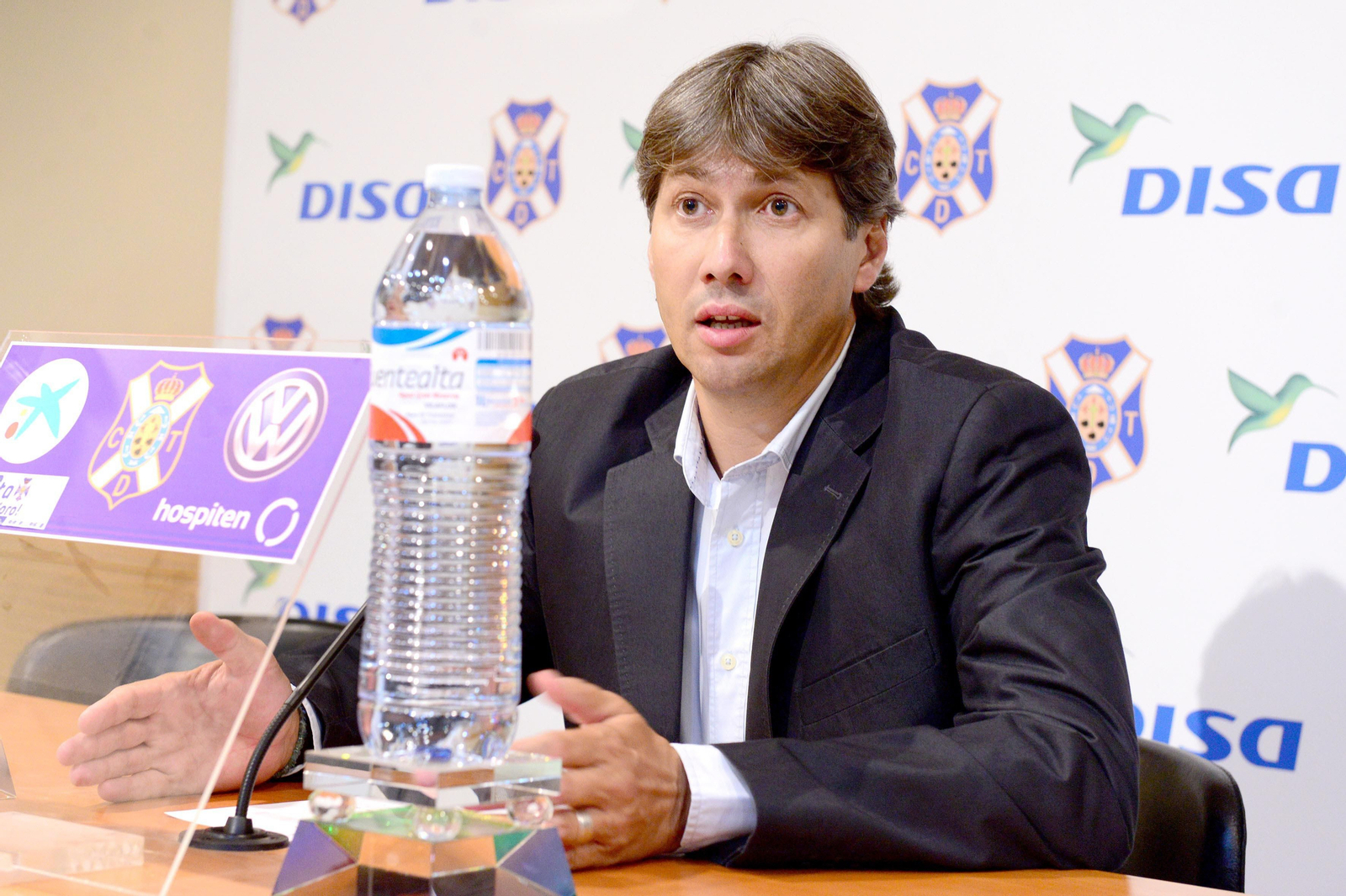 Alfonso Serrano, durante una comparecencia de prensa en su etapa en el Tenerife.
