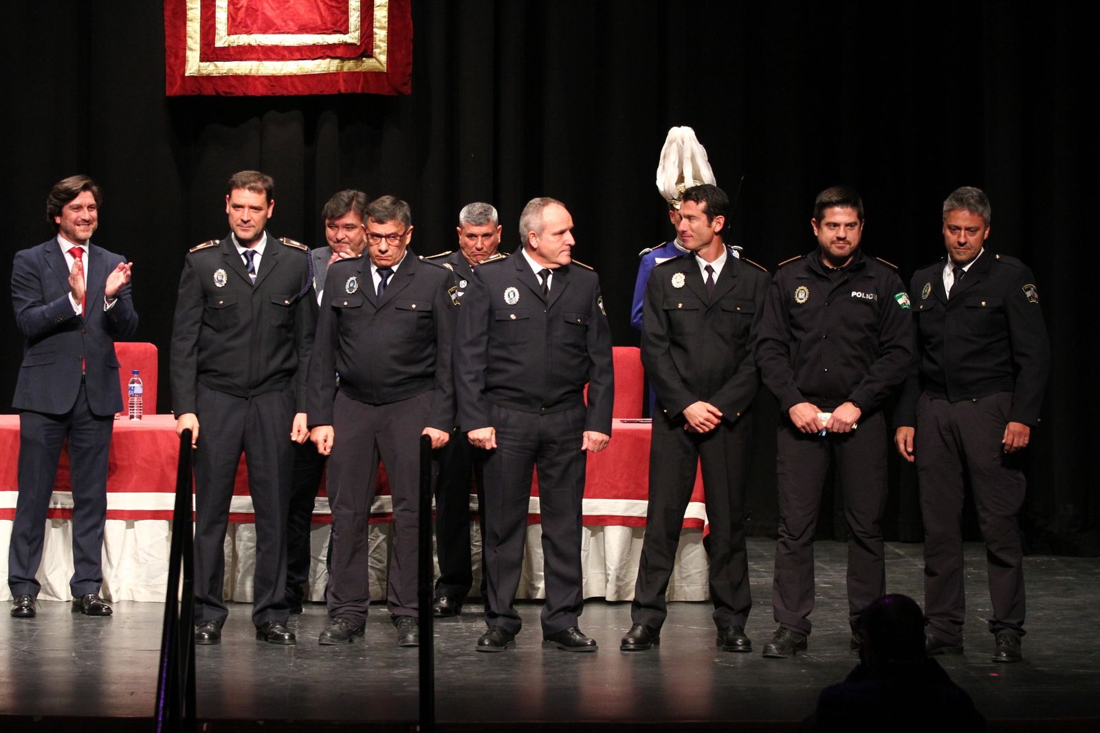 La policía Local entrega las medallas en el día de su patrón