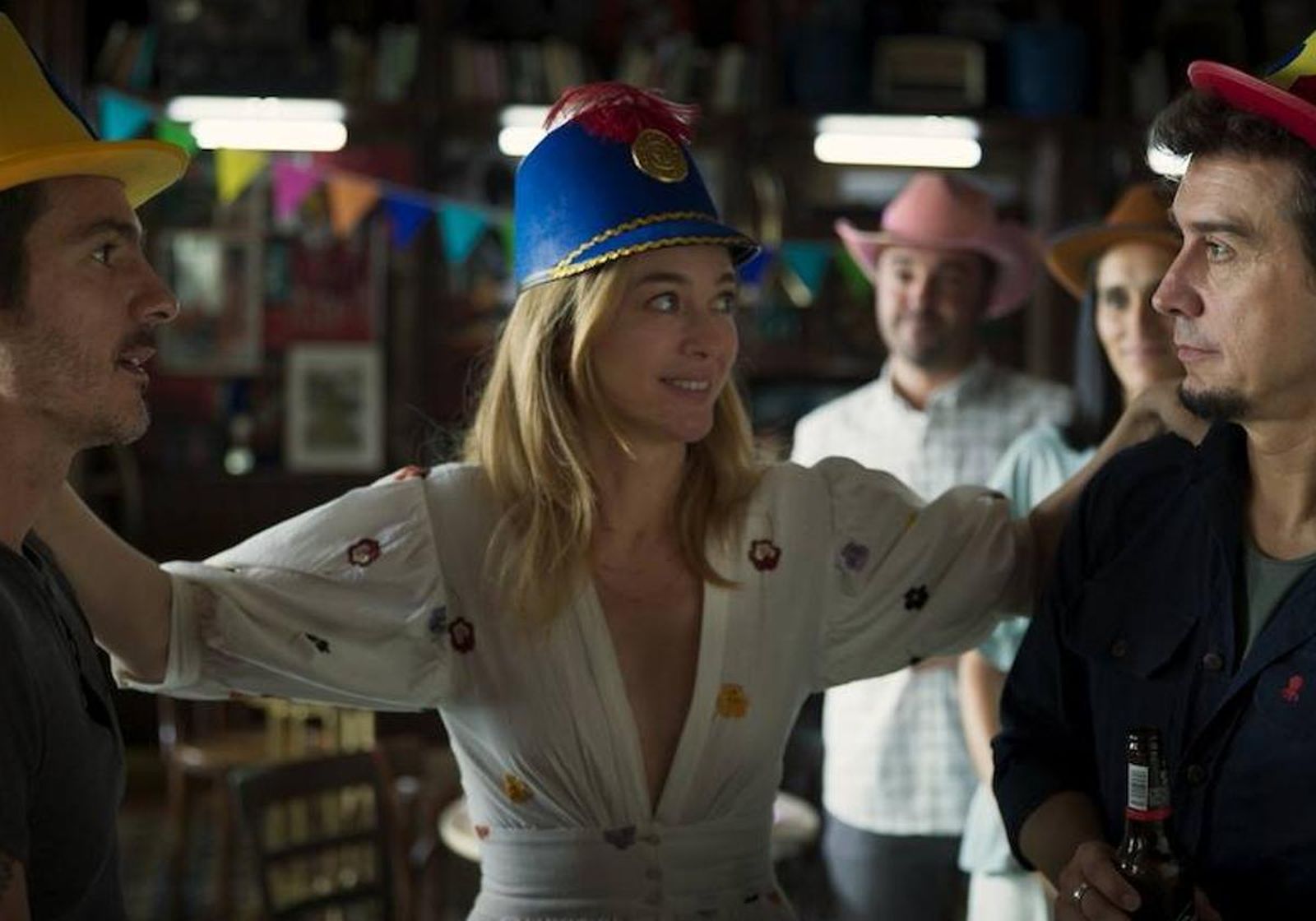 Mauricio Ochmann, Marta Hazas y Javier Veiga en una imagen del filme.