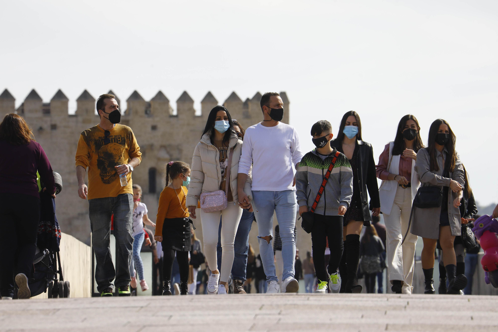 Viandantes en el Puente Romano.
