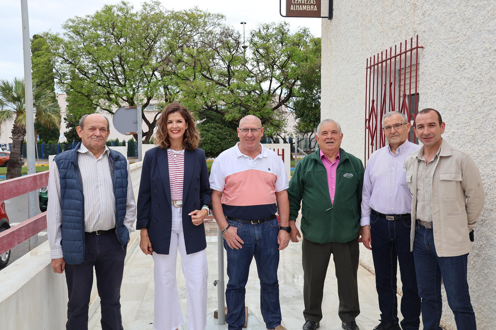 La edil Delia Mira, junto a mayores beneficiarios de los talleres.