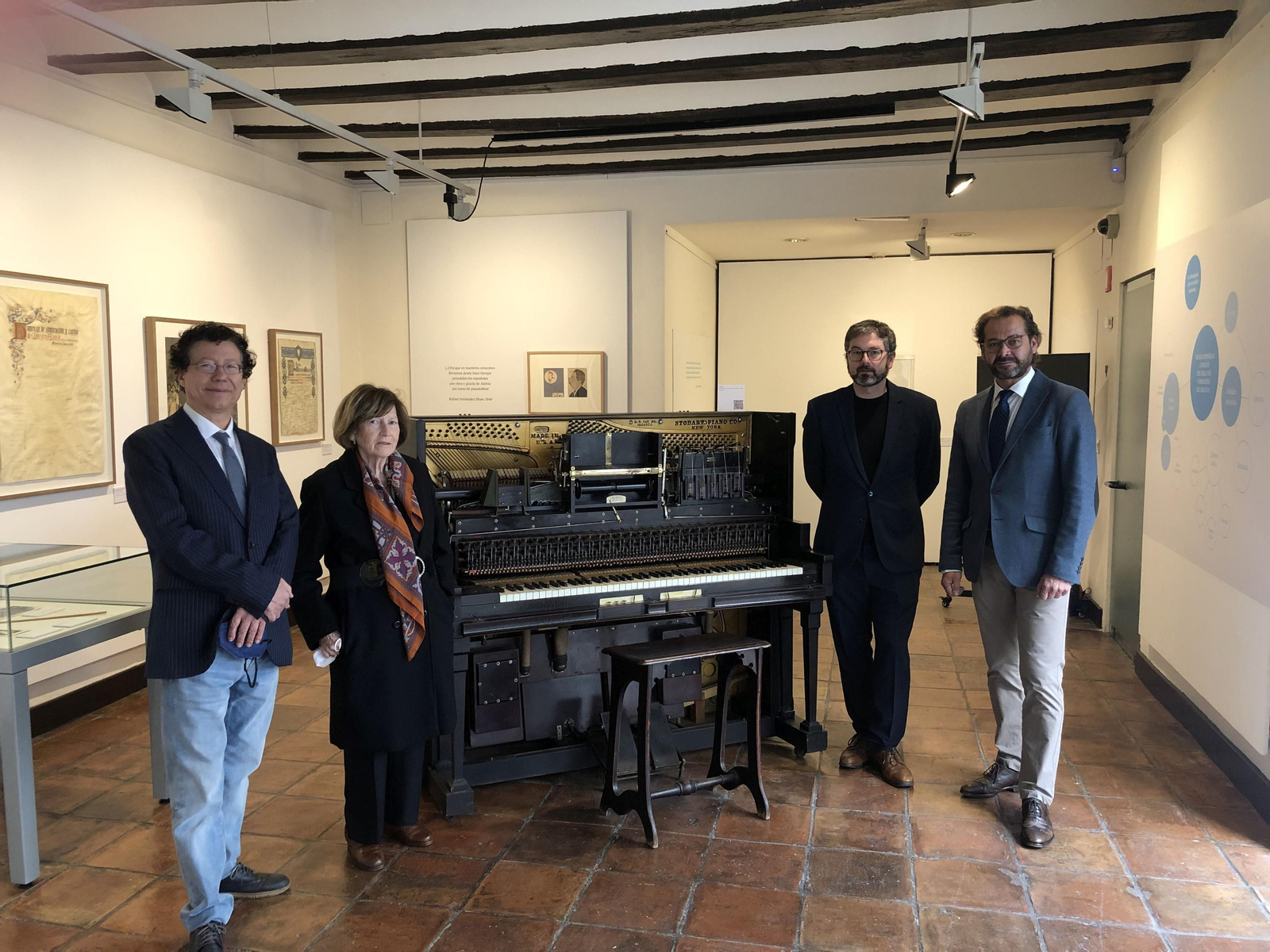 La exposición dedicada al músico Francisco Alonso en la Casa de los Tiros de Granada, compuesta por cien piezas
