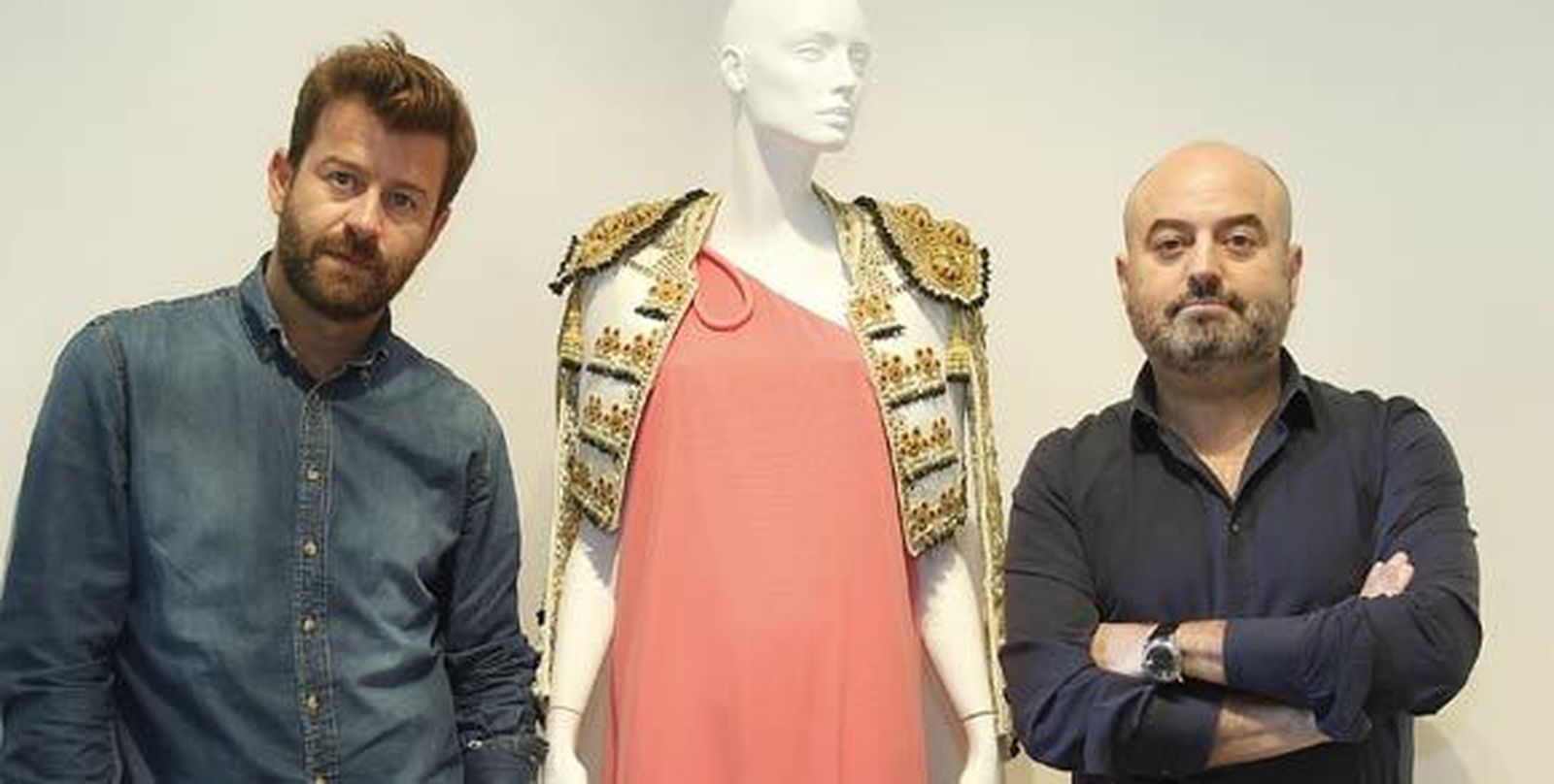 Una goyesca junto al hotel Colón