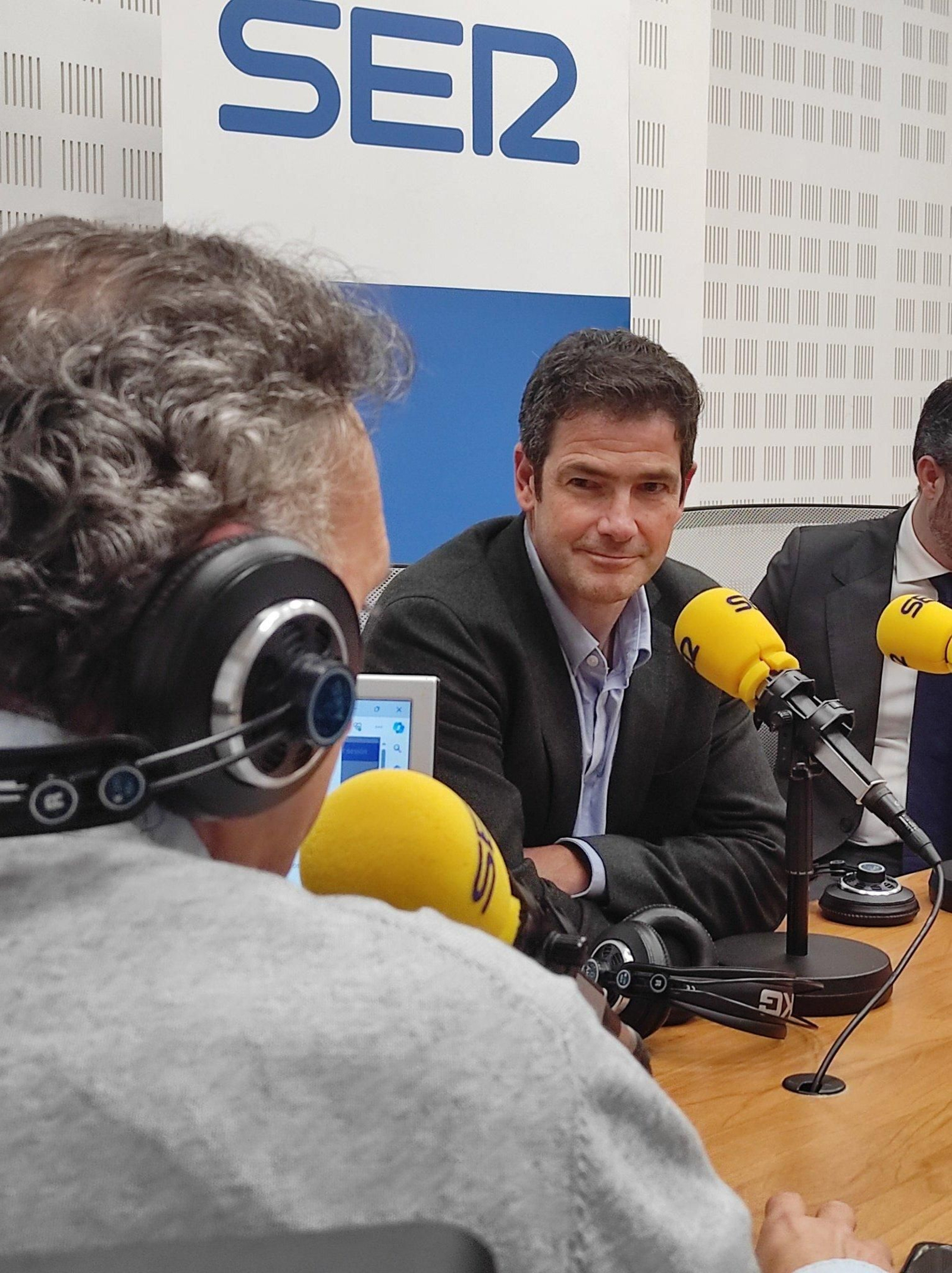 Ramón Alarcón atiende a las preguntas de Santiago Ortega, jefe de deportes de Radio Sevilla.