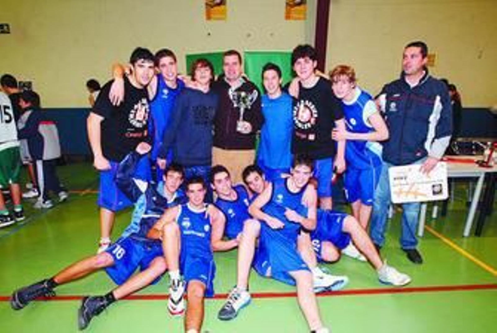 Agustinos posa con el trofeo de campeón.