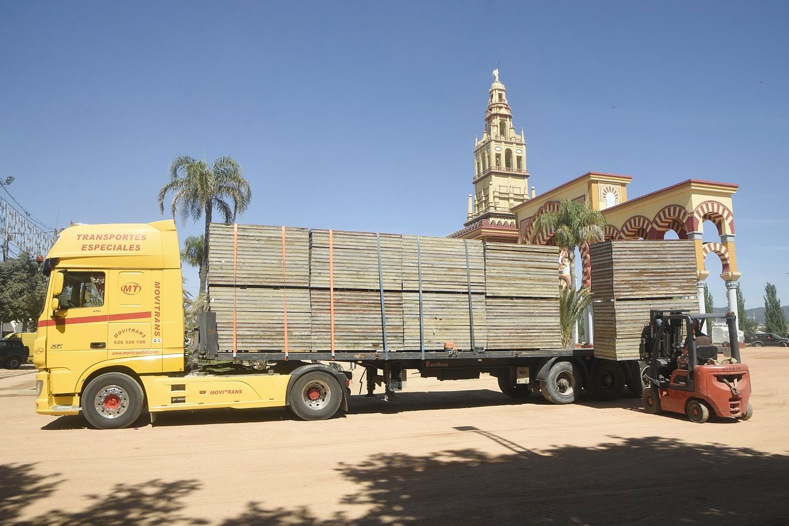 Un camión carga material en el desmontaje de la Feria de Nuestra Señora de la Salud.