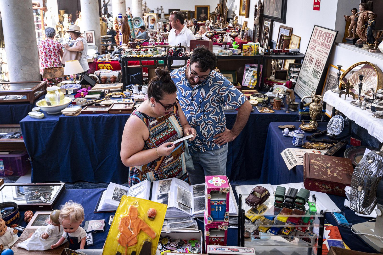 Imágenes del curioso mercadillo de antigüedades en el convento de Santo Domingo en Cádiz