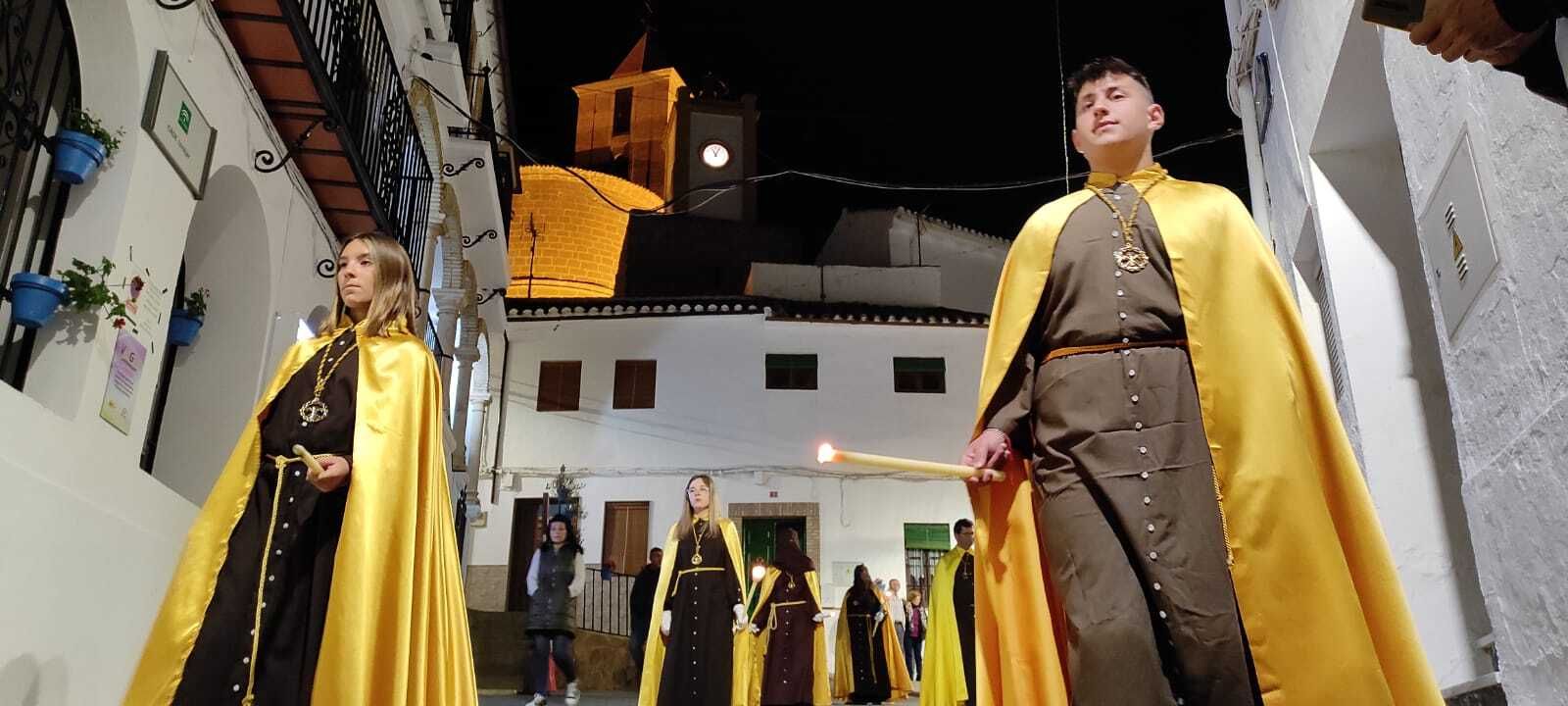 Miércoles Santo en Iznájar: La colorida procesión del Cristo Amarrado a la Columna, en imágenes