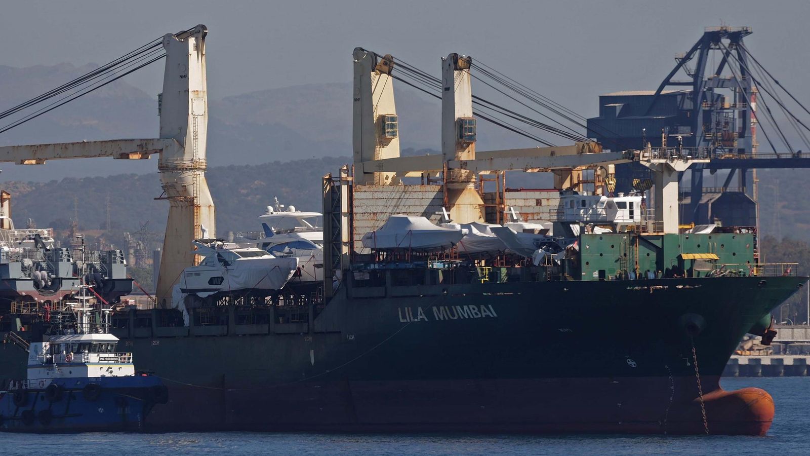 La proa del 'Lila Mumbai', con varias lanchas a bordo.