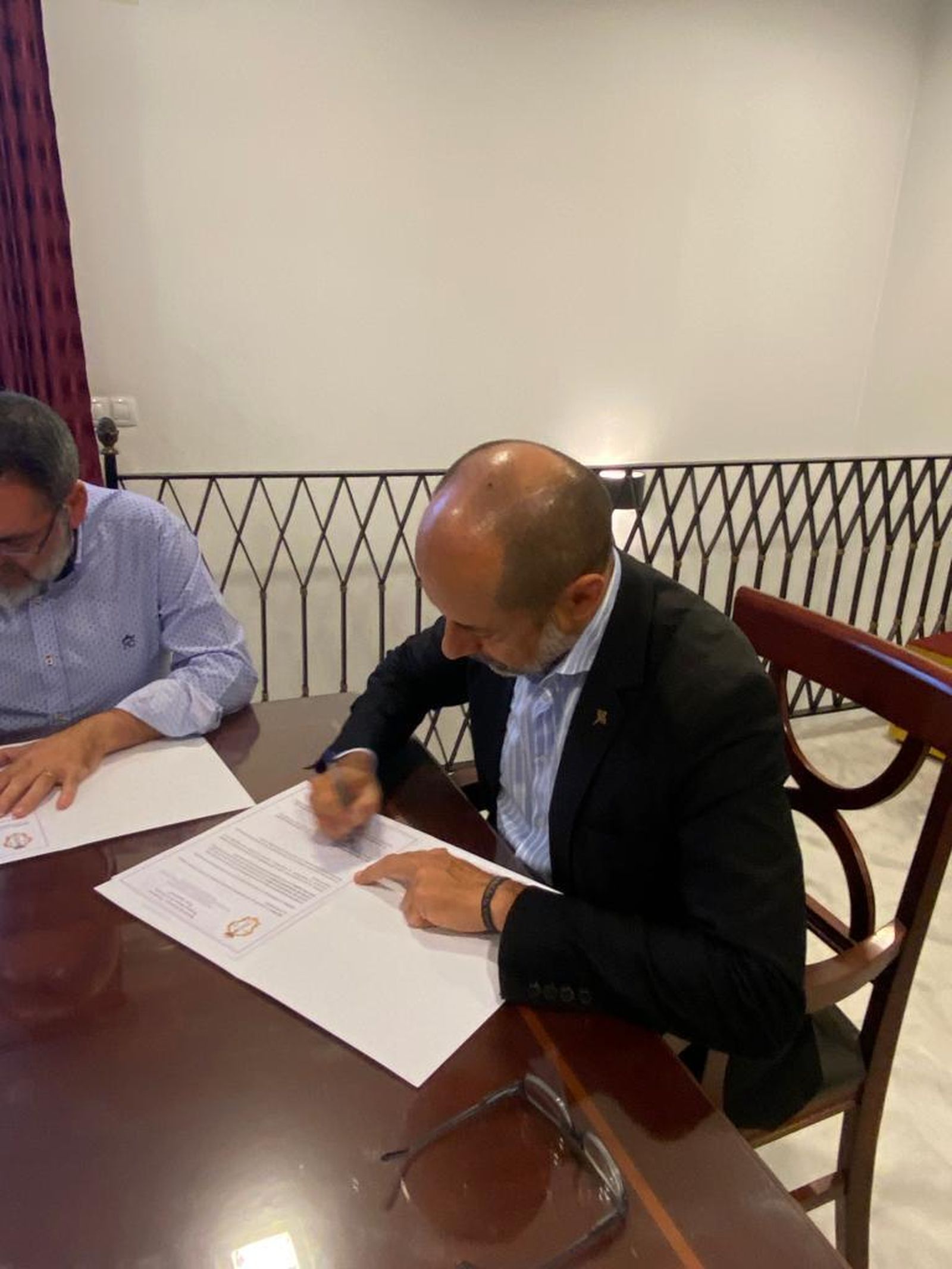 Miguel Ángel Moreno, hermano mayor carretero, durante la firma