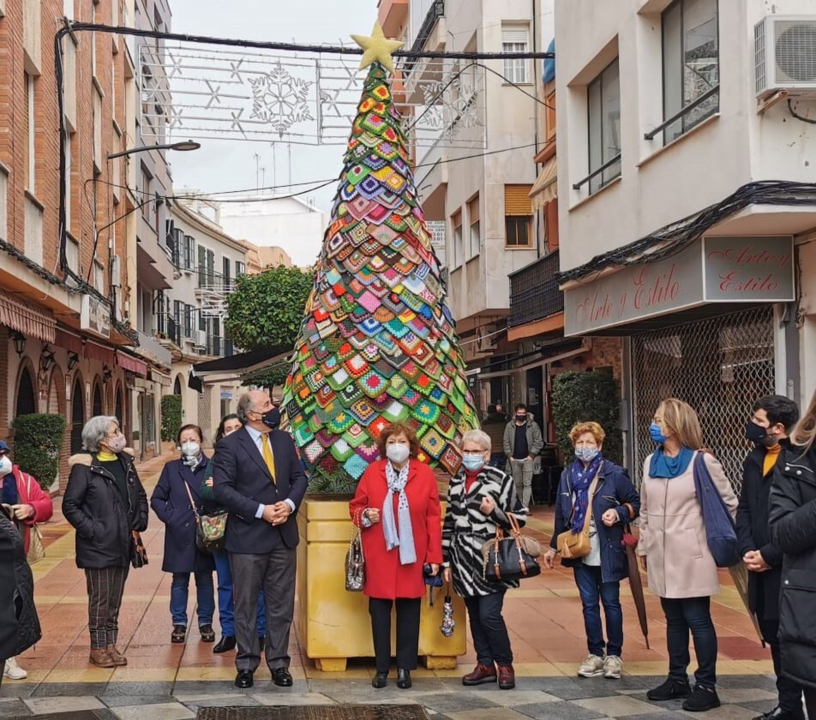 El árbol, ya instalado en la calle Castelar de Algeciras.