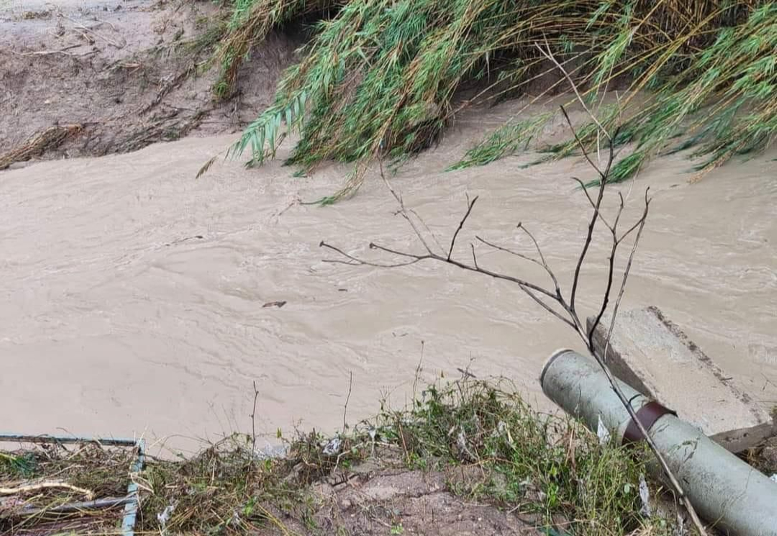 Tubería que suministra agua a San José del Valle, rota por el paso del temporal.