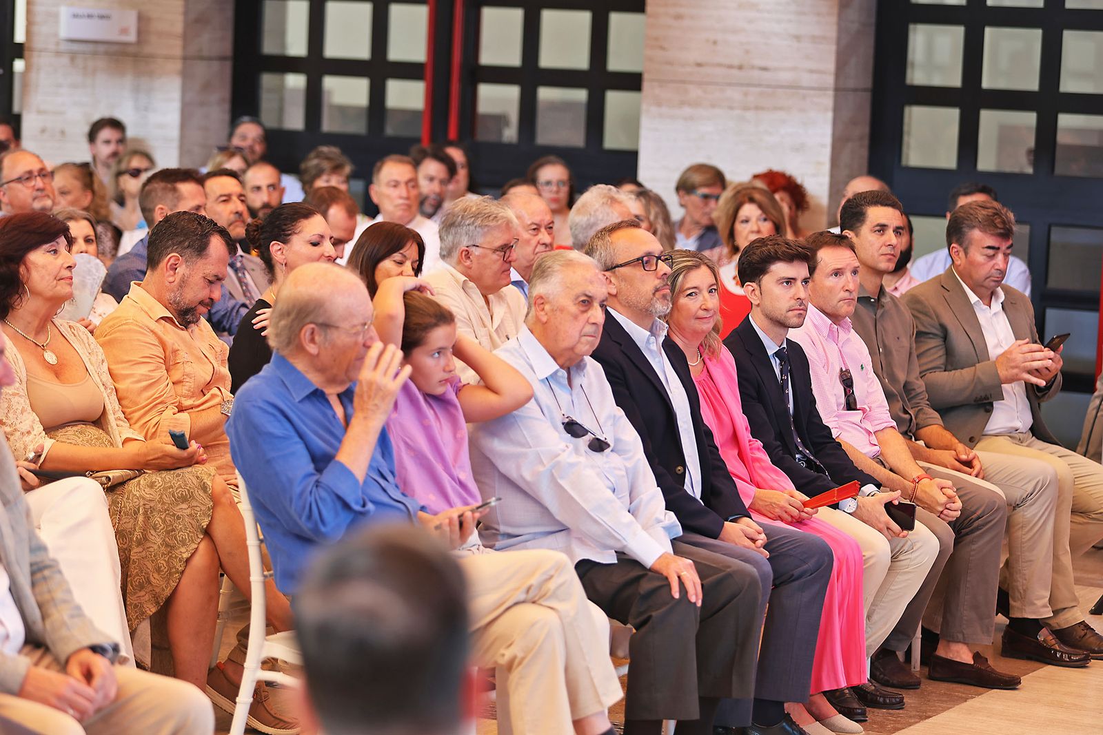 Imágenes de la celebración del primer aniversario del Gobierno Local de Pilar Miranda en el consistorio onubense.